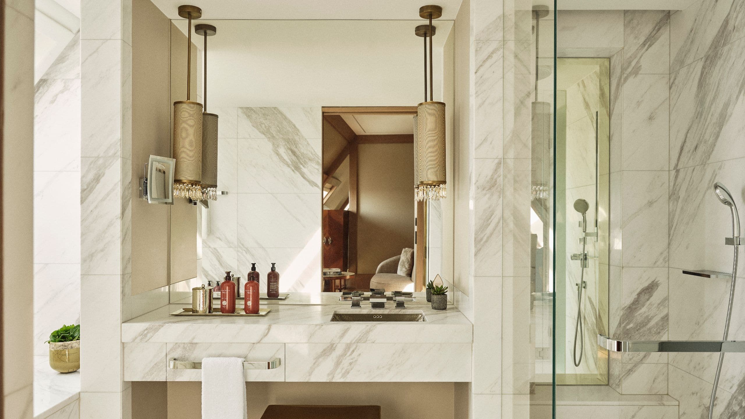 5 de 6 Park Hyatt Vienna King Deluxe Bathroom Front View