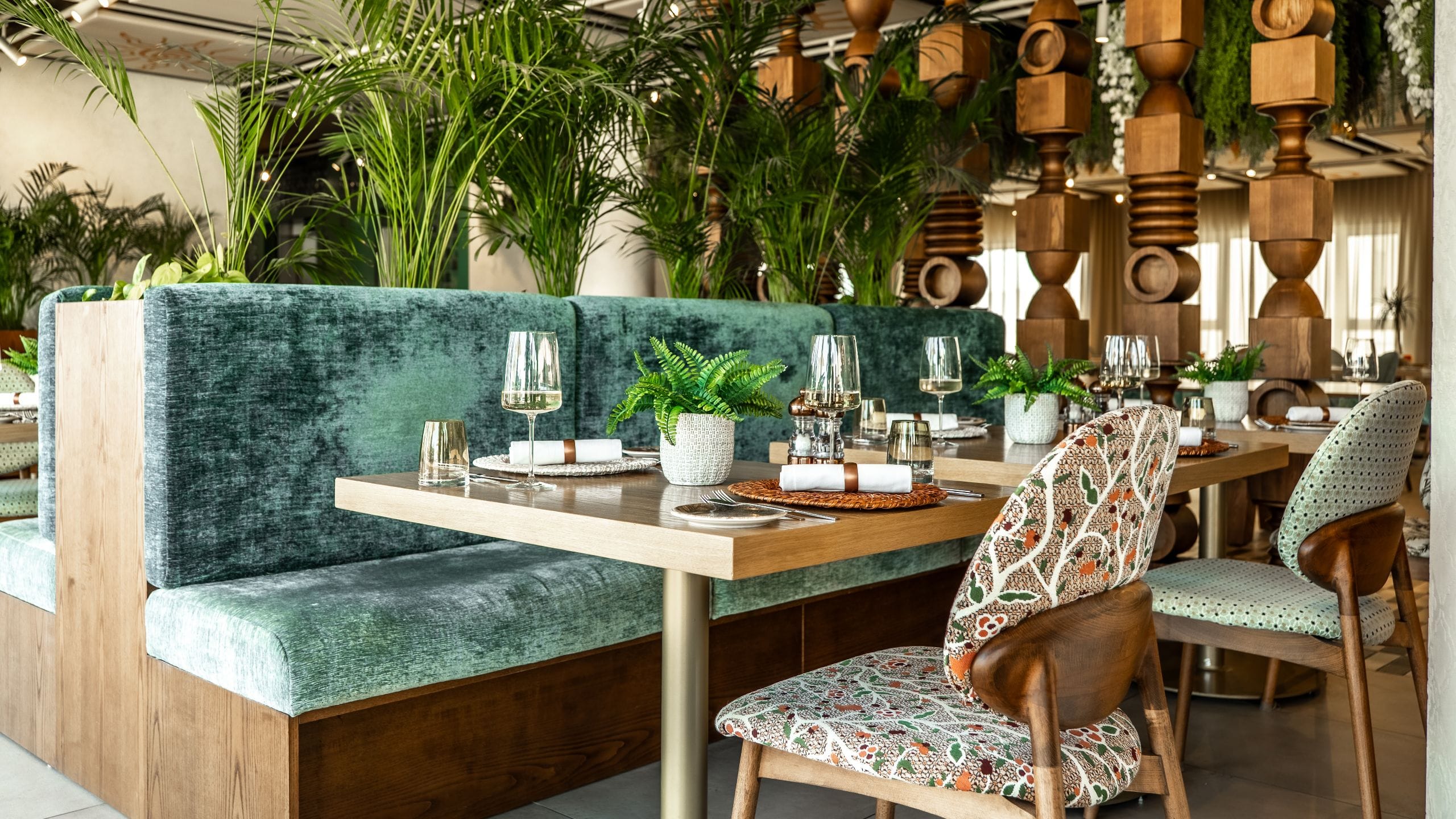 2 di 5 Hyatt Centric Malta Main Dining Sofa