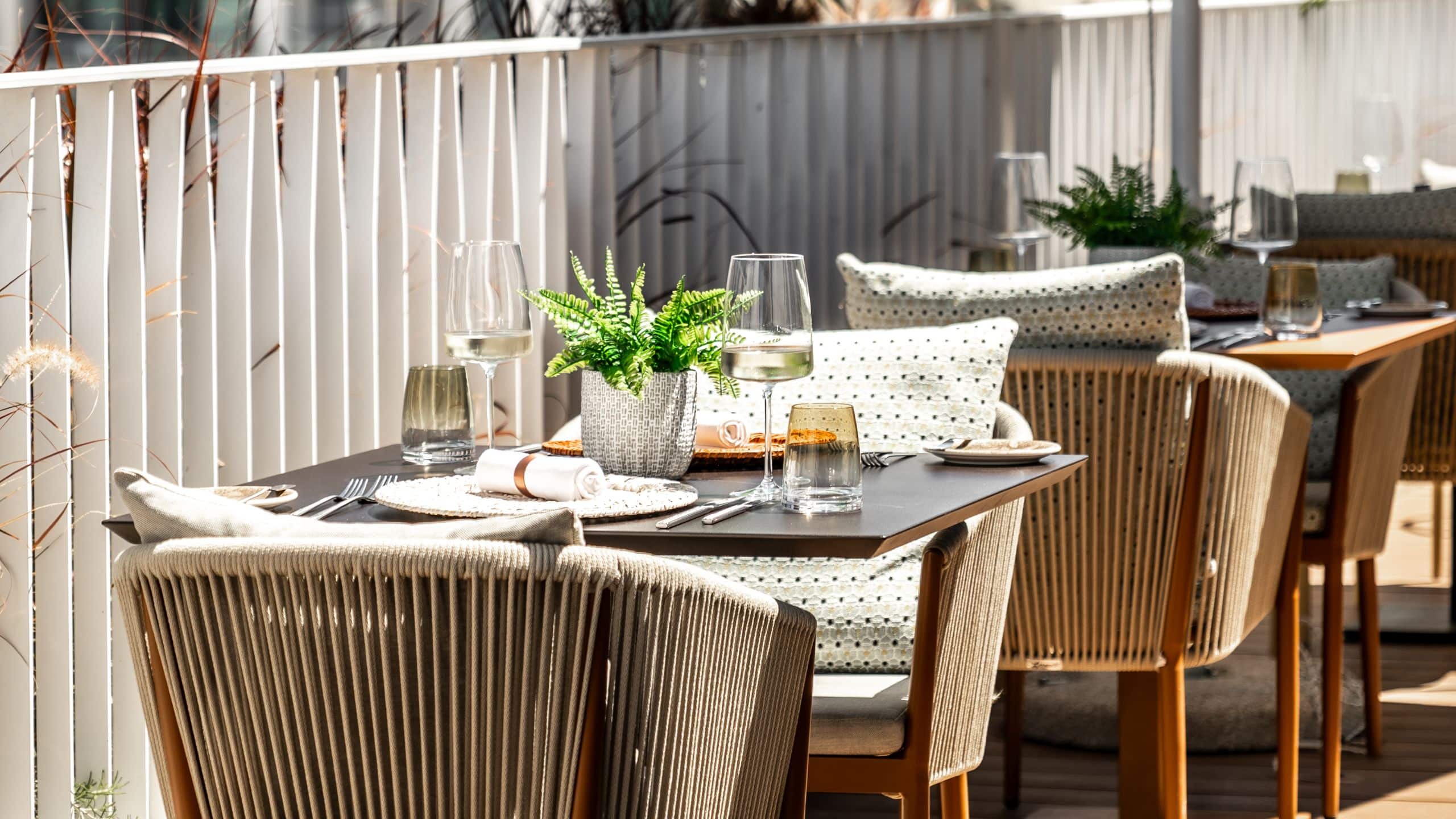 1 di 3 Hyatt Centric Malta Terrace Umbrella