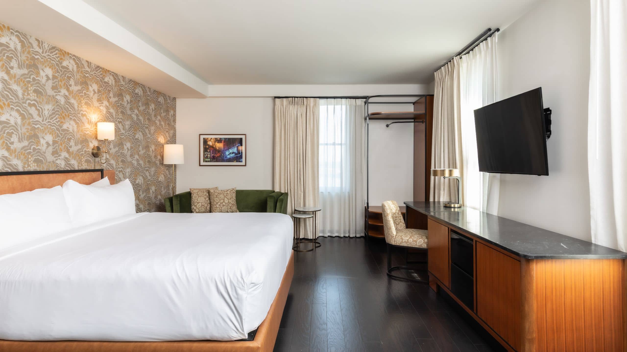 Holston House Nashville One King Bed Guestroom