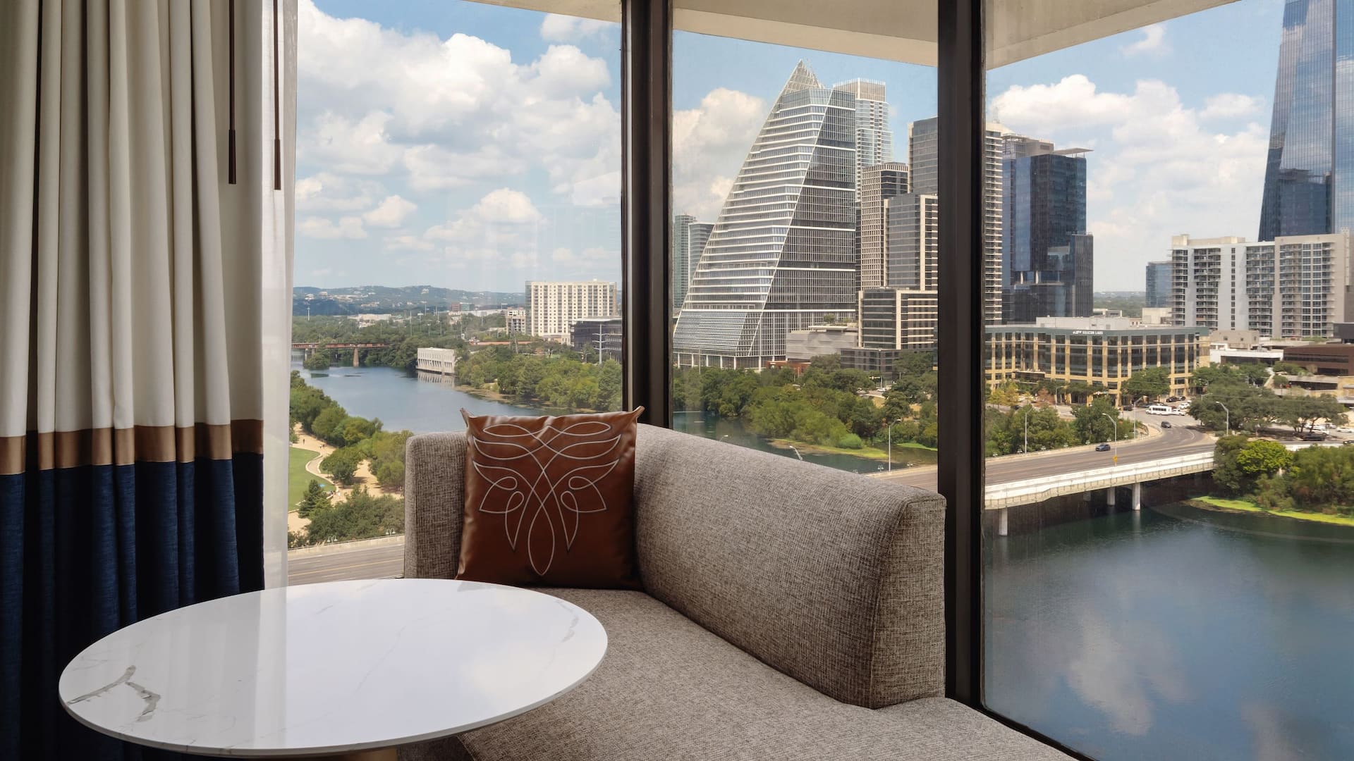 Hyatt Regency Austin Lake View Corner Close Up