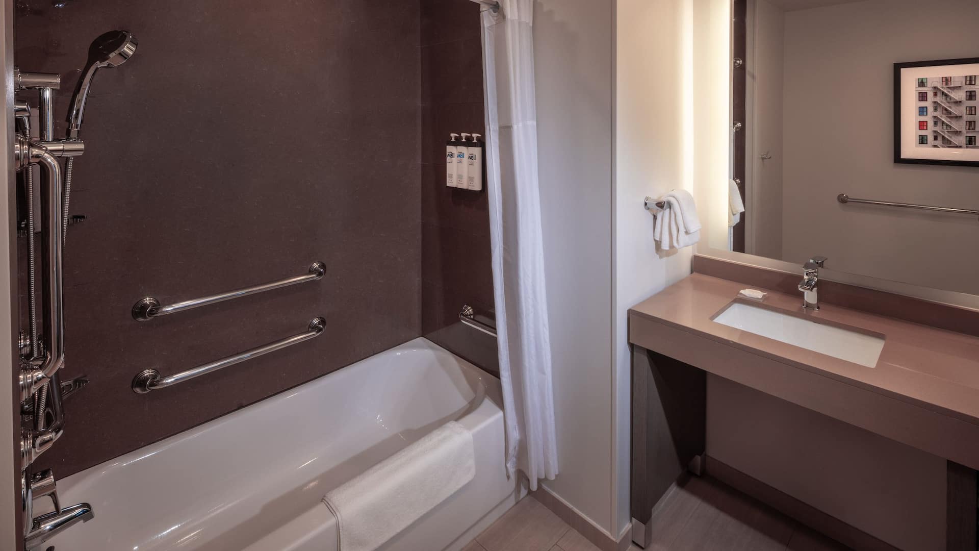 7/7 Hyatt House Seattle/Downtown Accessible Studio Bathroom Tub
