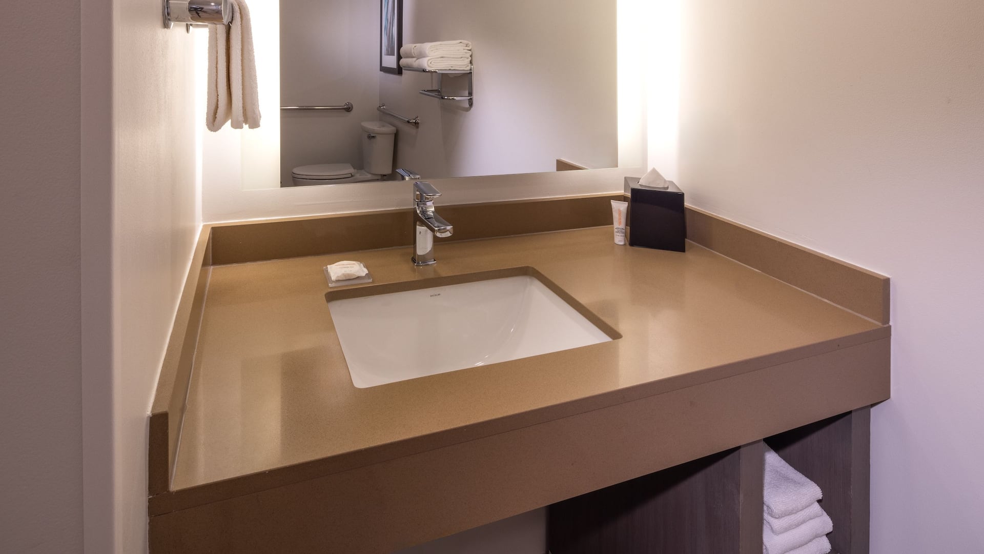 4/6 Hyatt House Seattle/Downtown Guest Bathroom Accessible