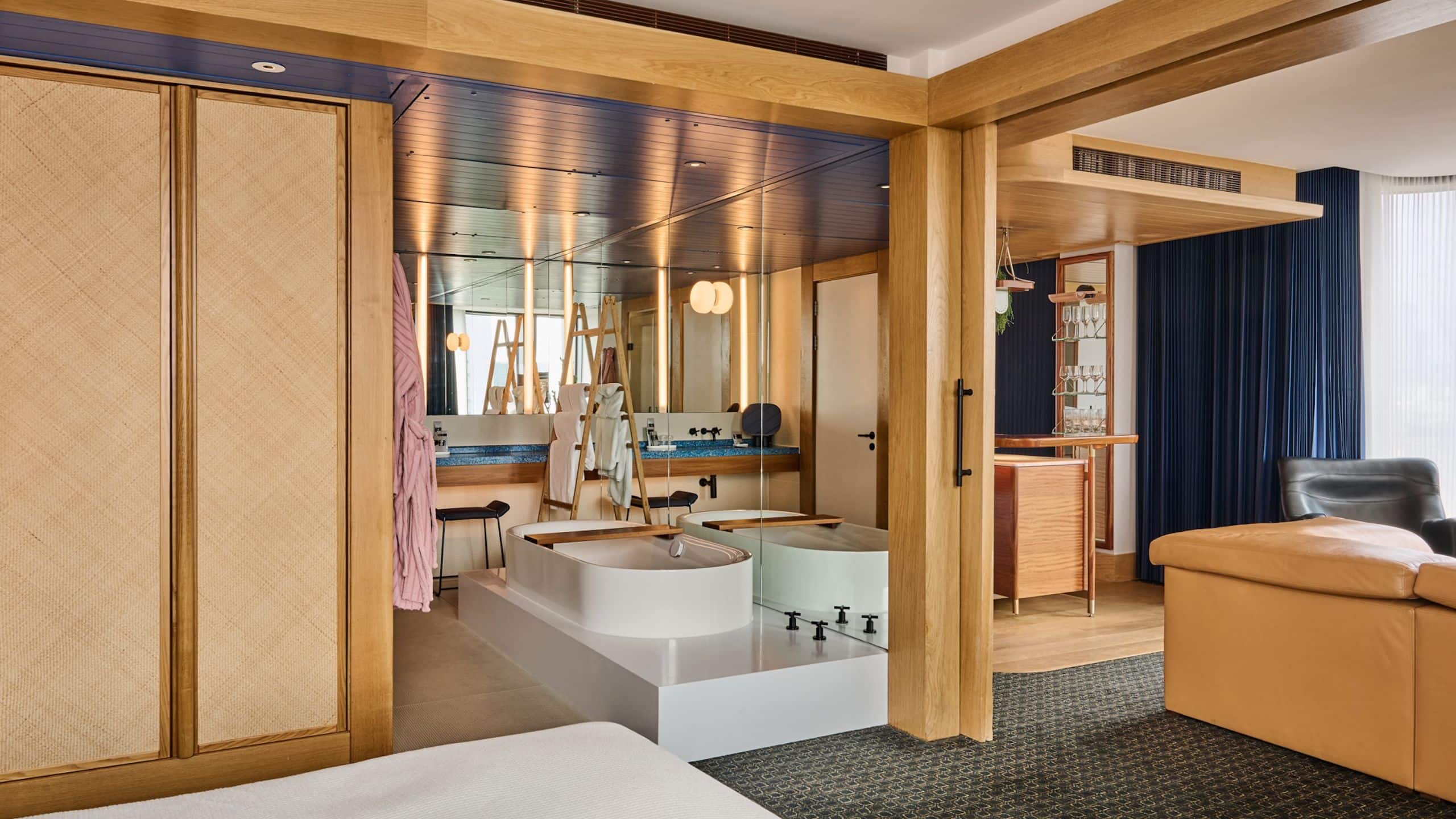 2 von 4 The Standard, London Suite Spot Bathroom Layout