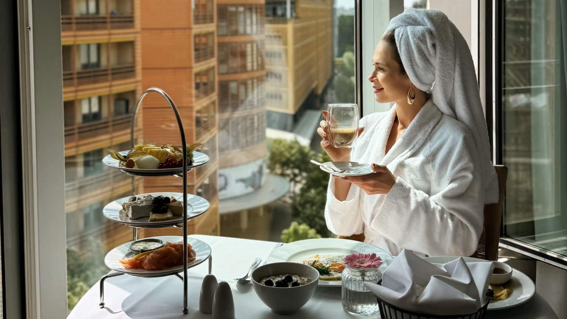 1 von 5 Grand Hyatt Berlin Breakfast Room Service View