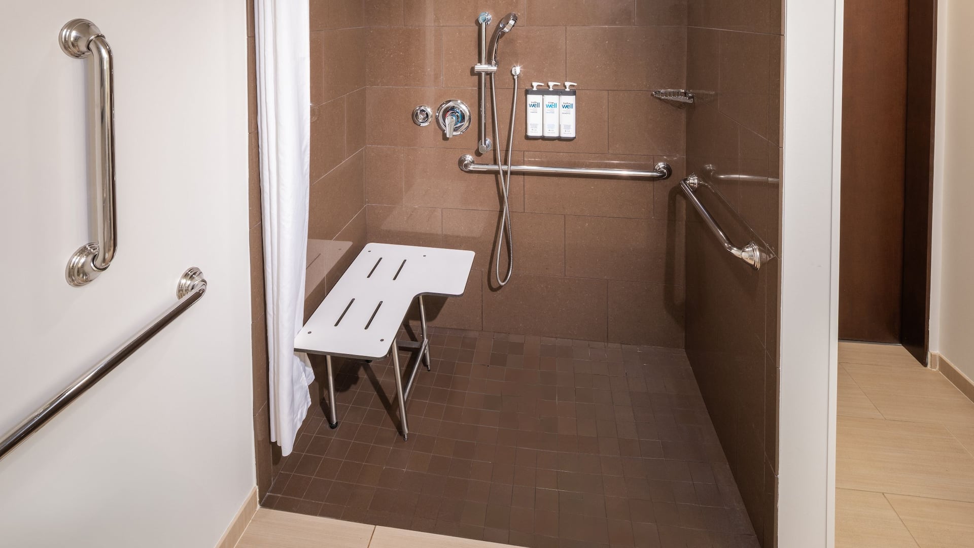 3/6 Hyatt House Seattle/Downtown King Bed Den Roll In Shower Accessible