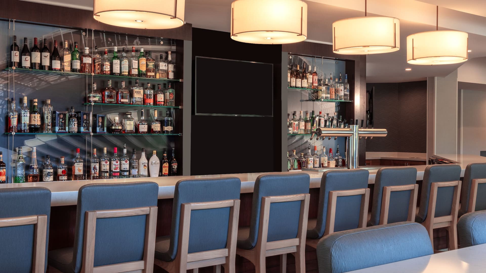 Hyatt House Seattle/Downtown Hbar Bar Seating