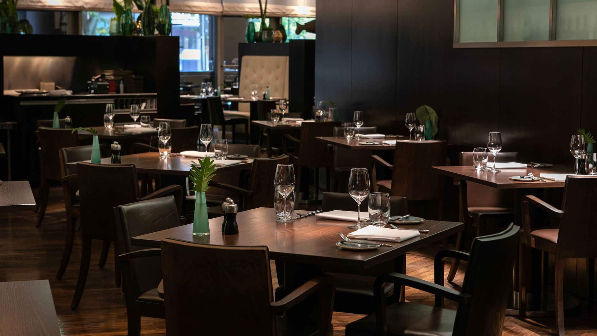 1 von 10 Grand Hyatt Berlin Vox Restaurant Table Set Up