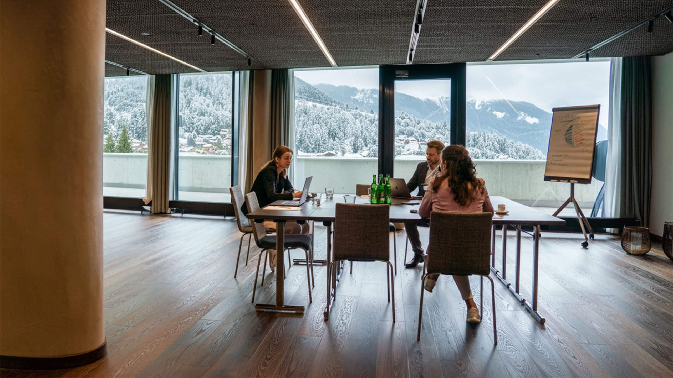 2 von 3 Me and All Hotel Flims Conference Room View Winter
