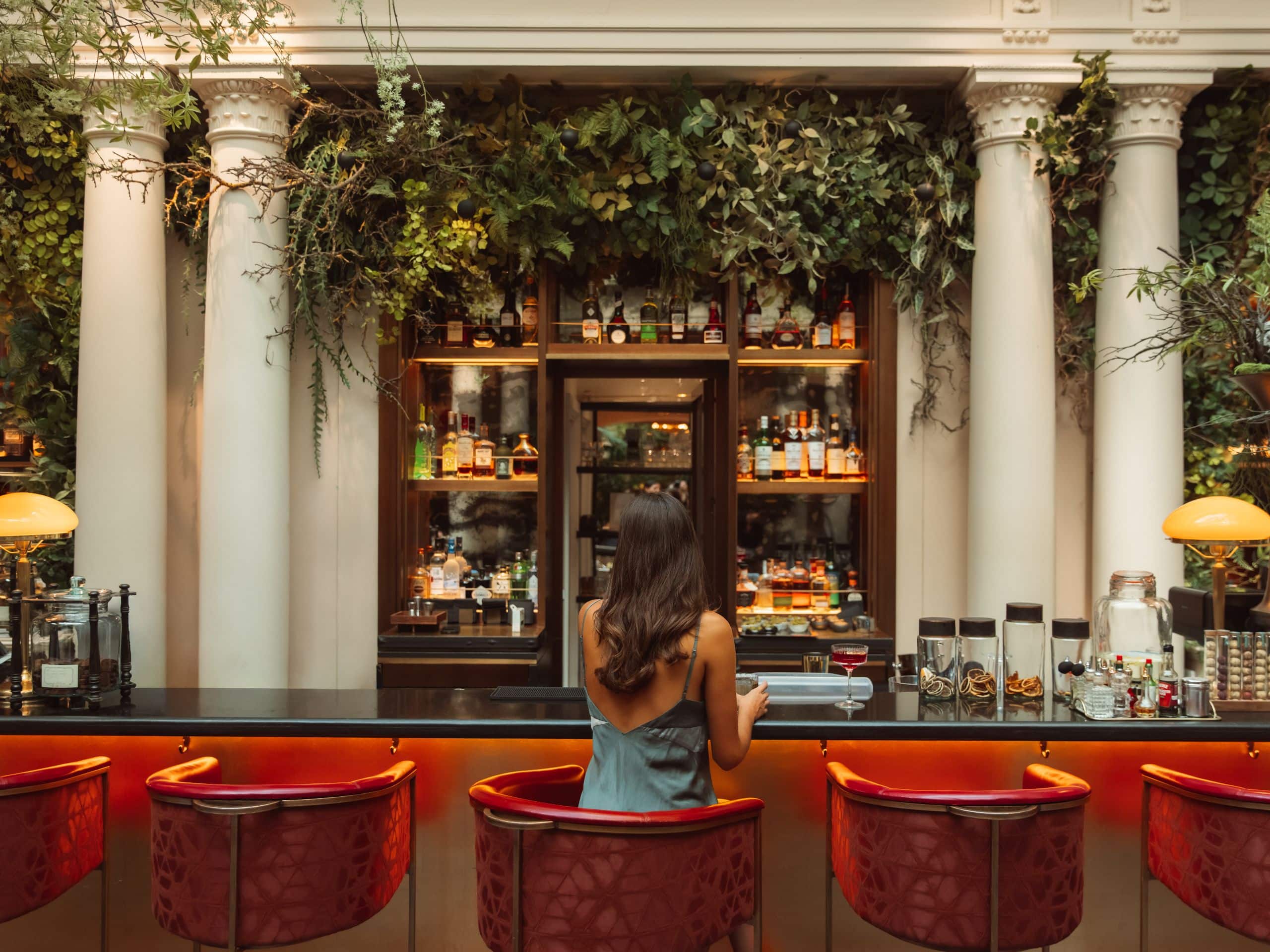 Hôtel du Louvre Officine Du Louvre Woman At Bar