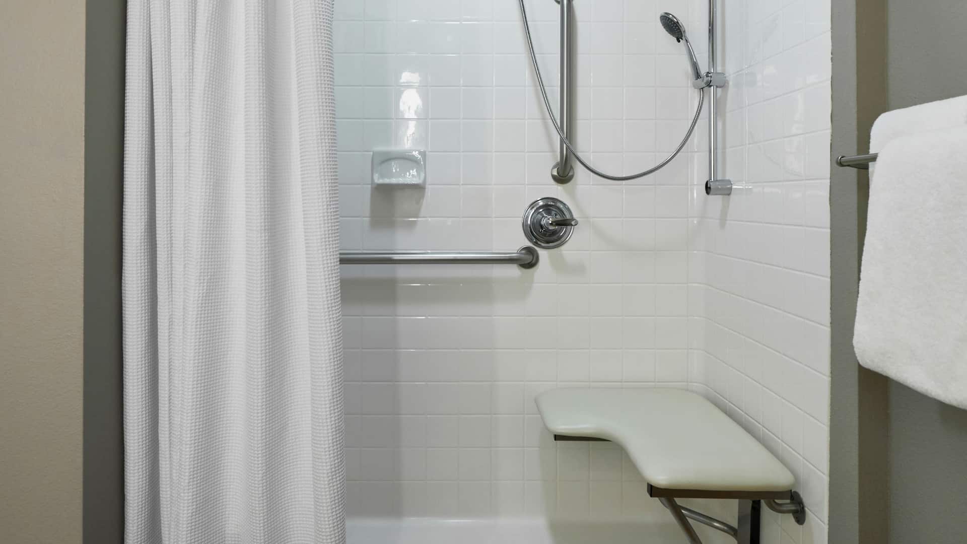 6 de 6 Hyatt House Seattle/Bellevue Accessible Bathroom Shower