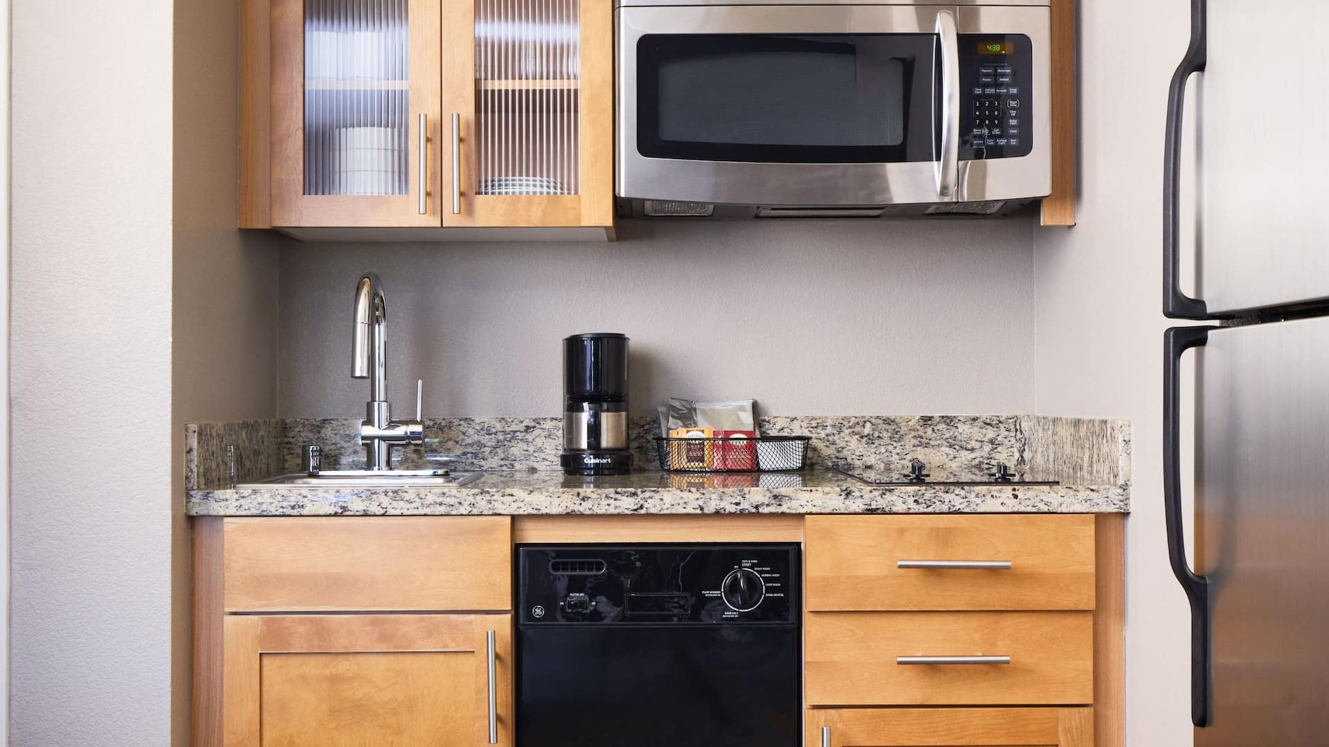 2 de 6 Hyatt House Seattle/Bellevue Studio Sofa Bed Kitchen Area