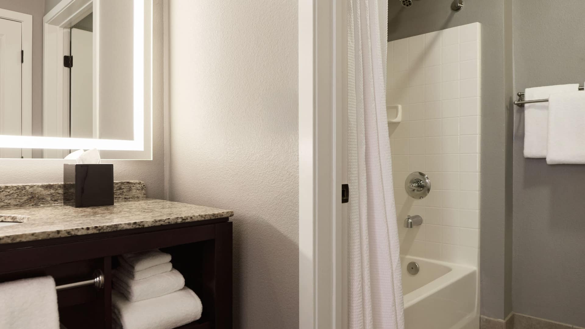 7 de 7 Hyatt House Seattle/Bellevue Suite Bathroom Overall
