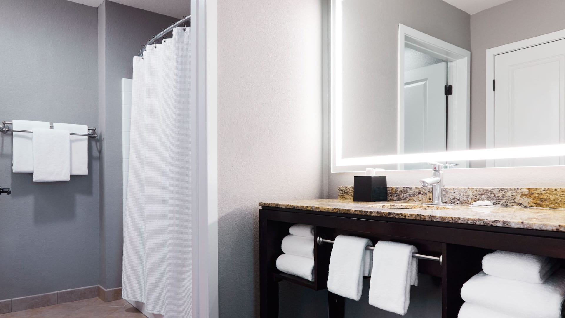 6 de 6 Hyatt House Seattle/Bellevue Suite Bathroom Overall Wide