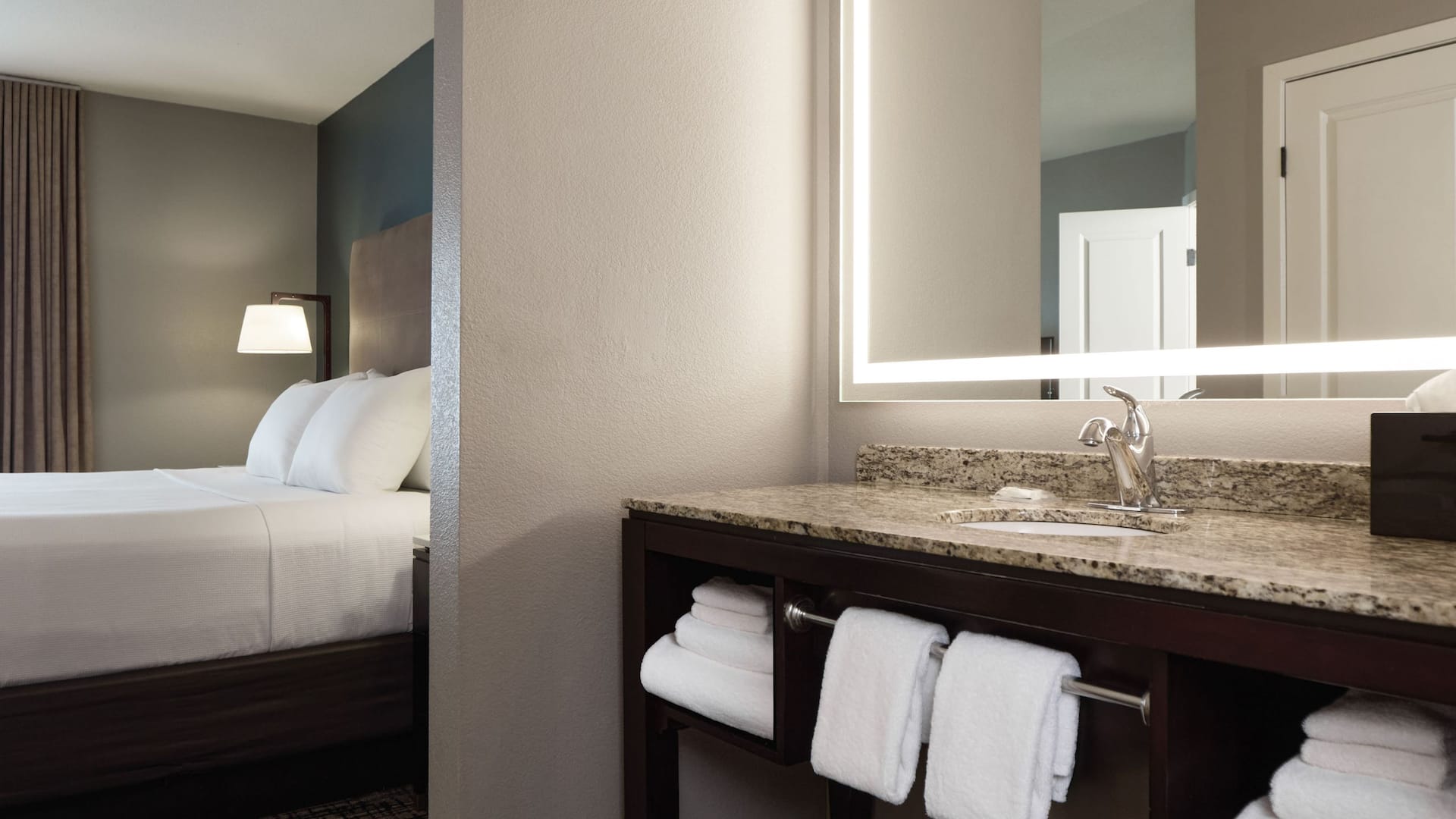 6 de 7 Hyatt House Seattle/Bellevue Suite Bathroom Vanity With Bed