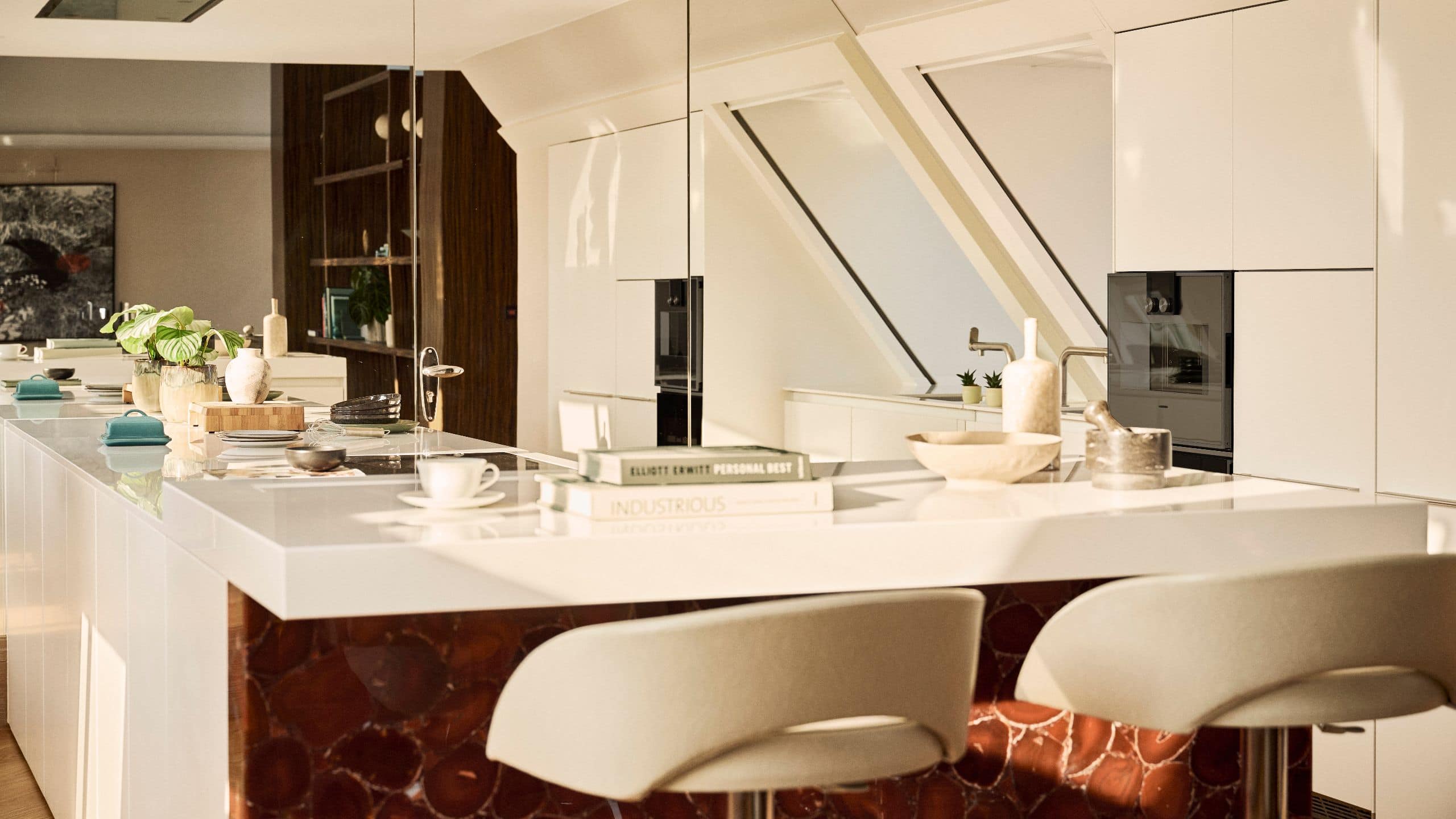 10 de 19 Park Hyatt Vienna Royal Penthouse Suite Kitchen With Barstools