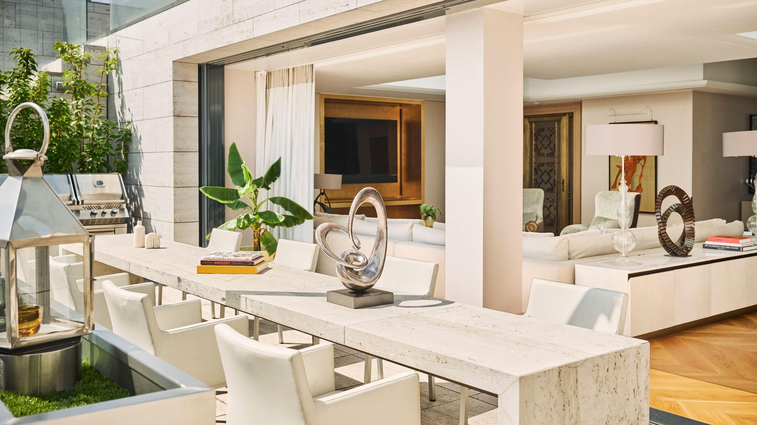 16 de 19 Park Hyatt Vienna Royal Penthouse Suite Main Terrace Dining Table