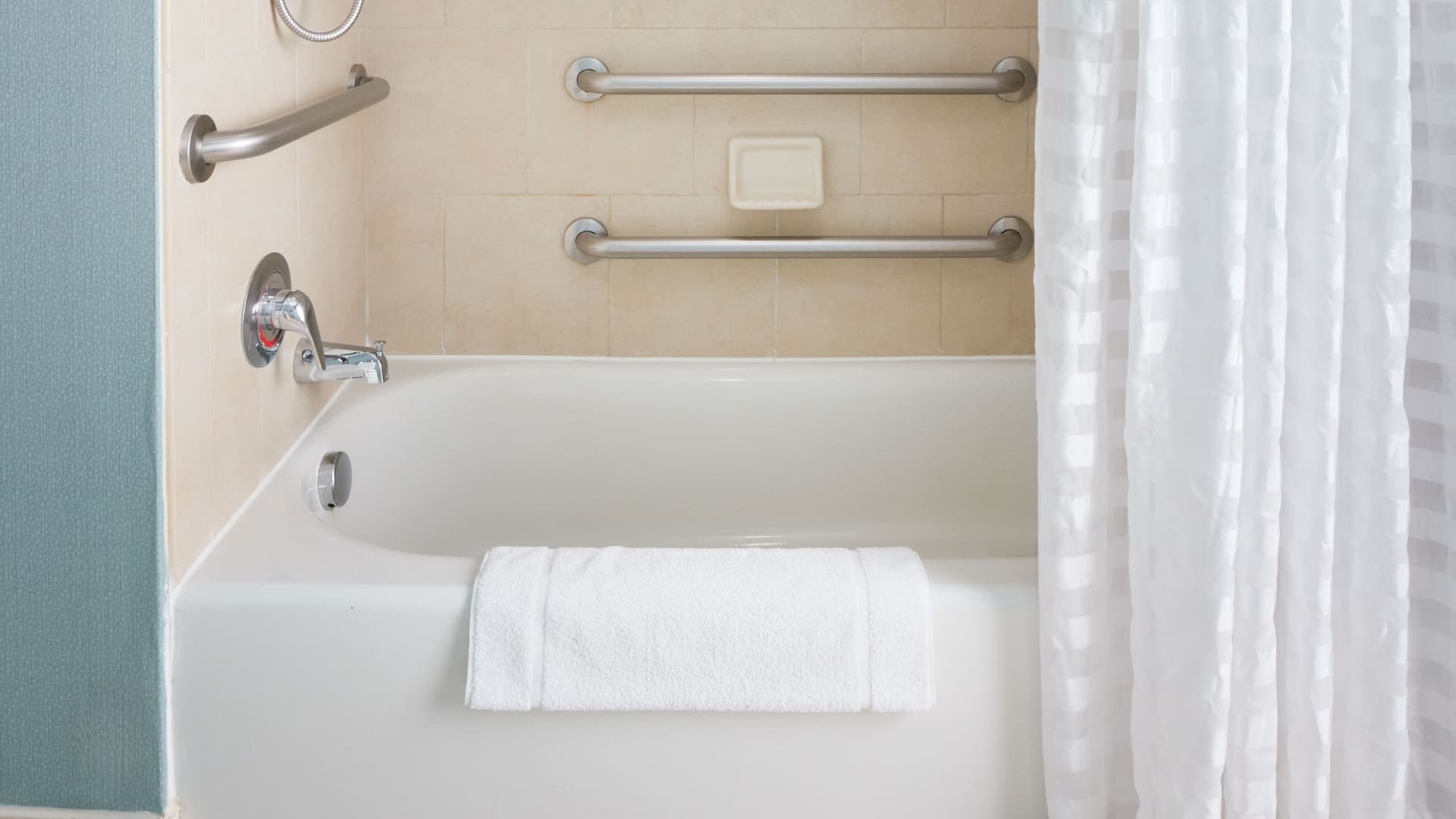 9 of 9 Hyatt Place Salt Lake City/Downtown/The Gateway Accessible King Bed Bathroom Tub