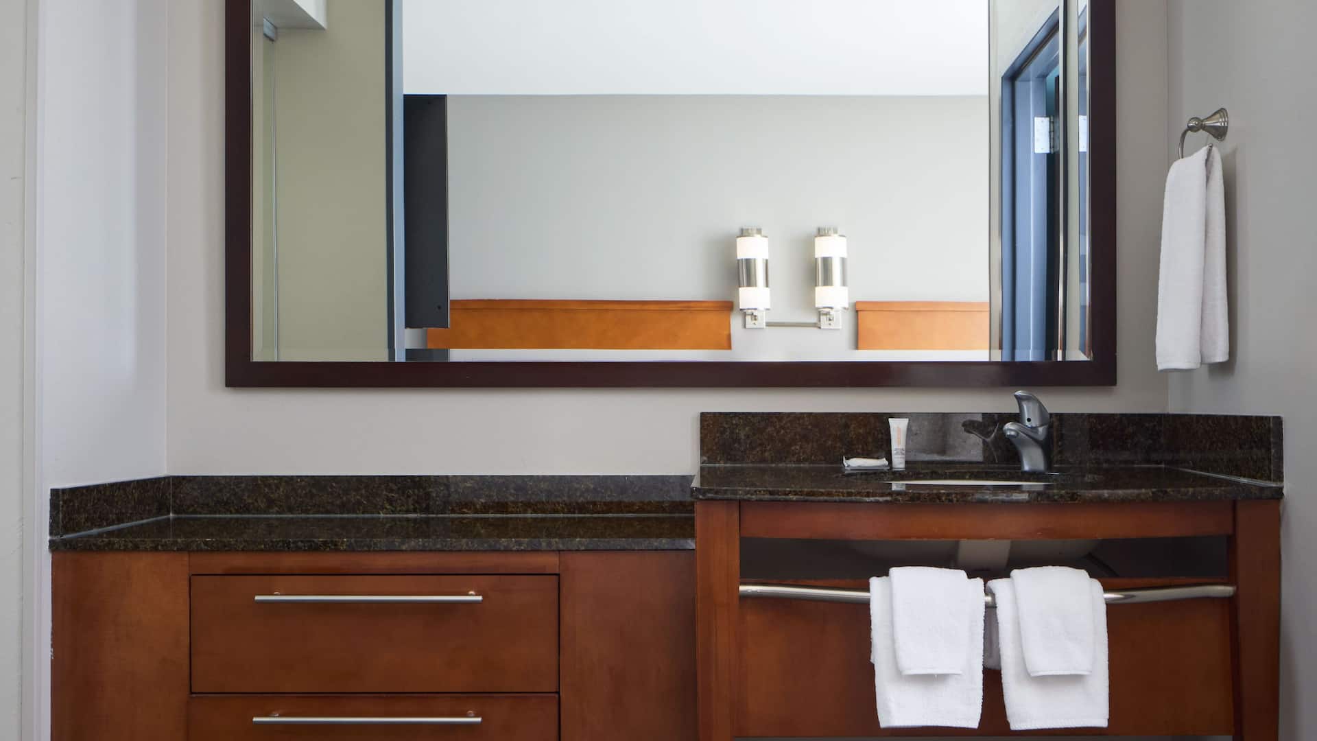 9 of 9 Hyatt Place Salt Lake City/Downtown/The Gateway Two Queen Beds Bathroom