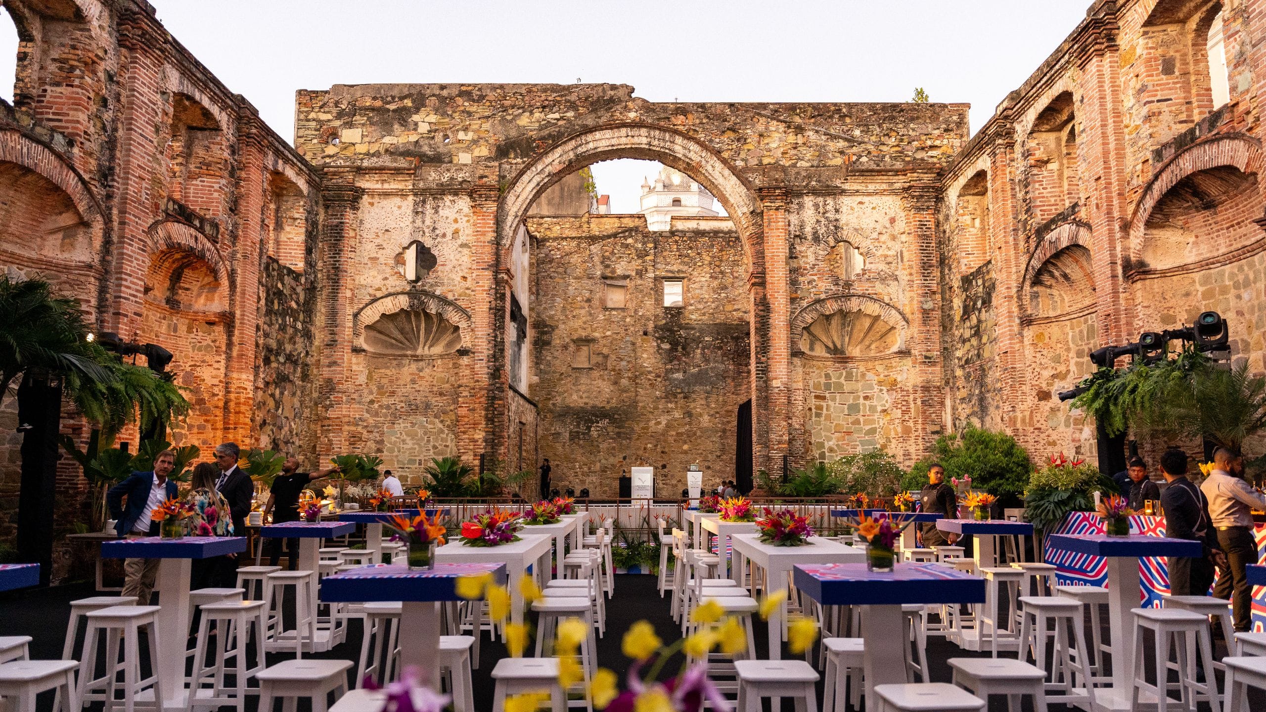 2 of 5 Hotel La Compañía Casco Antiguo Wedding Party