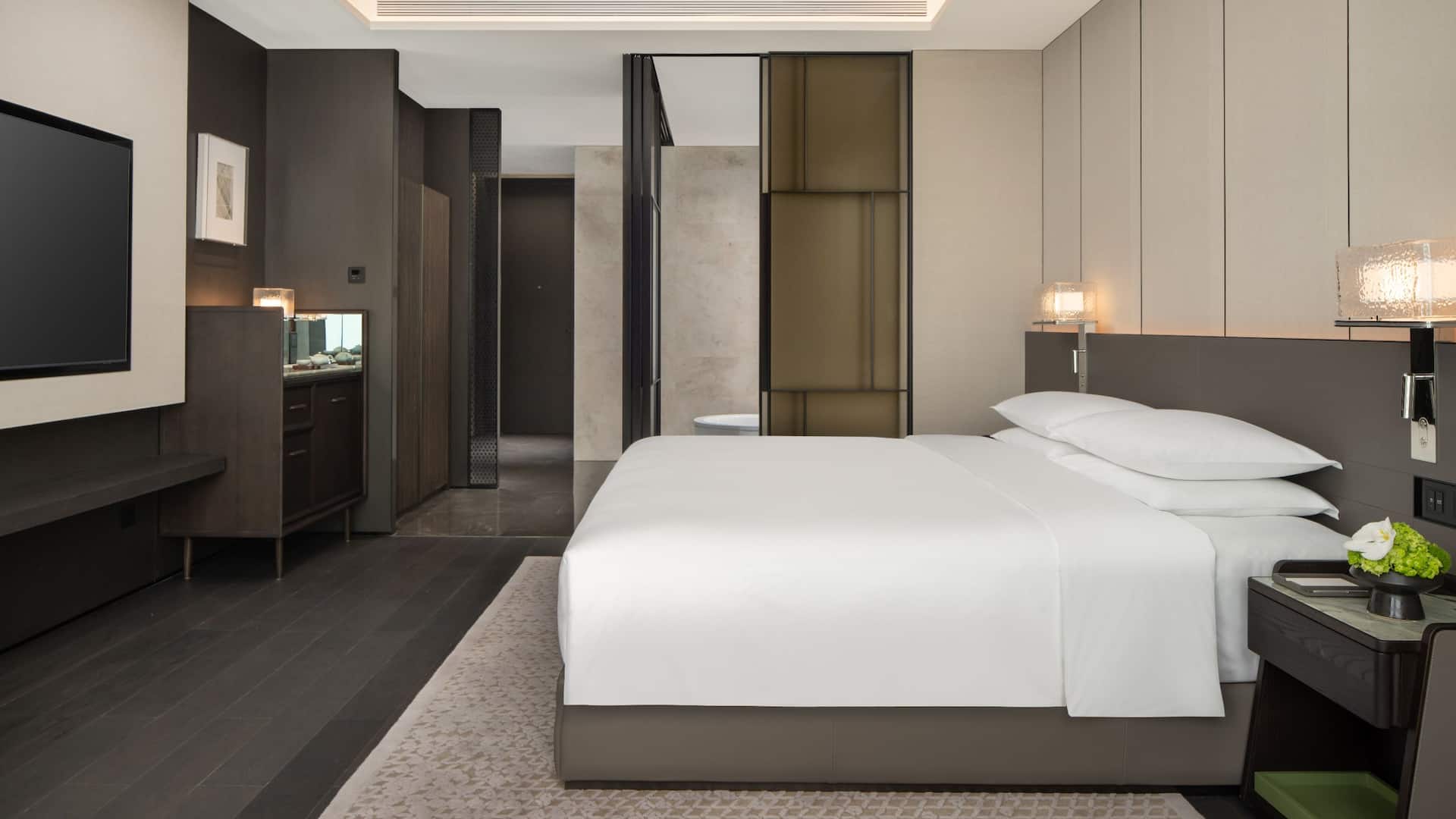 1 of 2 Hyatt Regency Xi'an Chanba King Bed