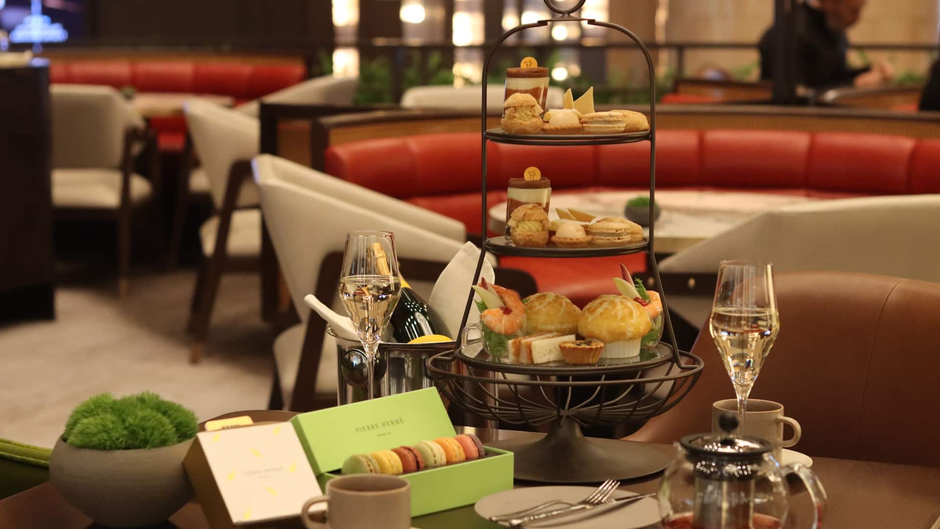 1/1 Hyatt Regency Tokyo Nineteen Eighty Lounge Bar Festive Afternoon Tea