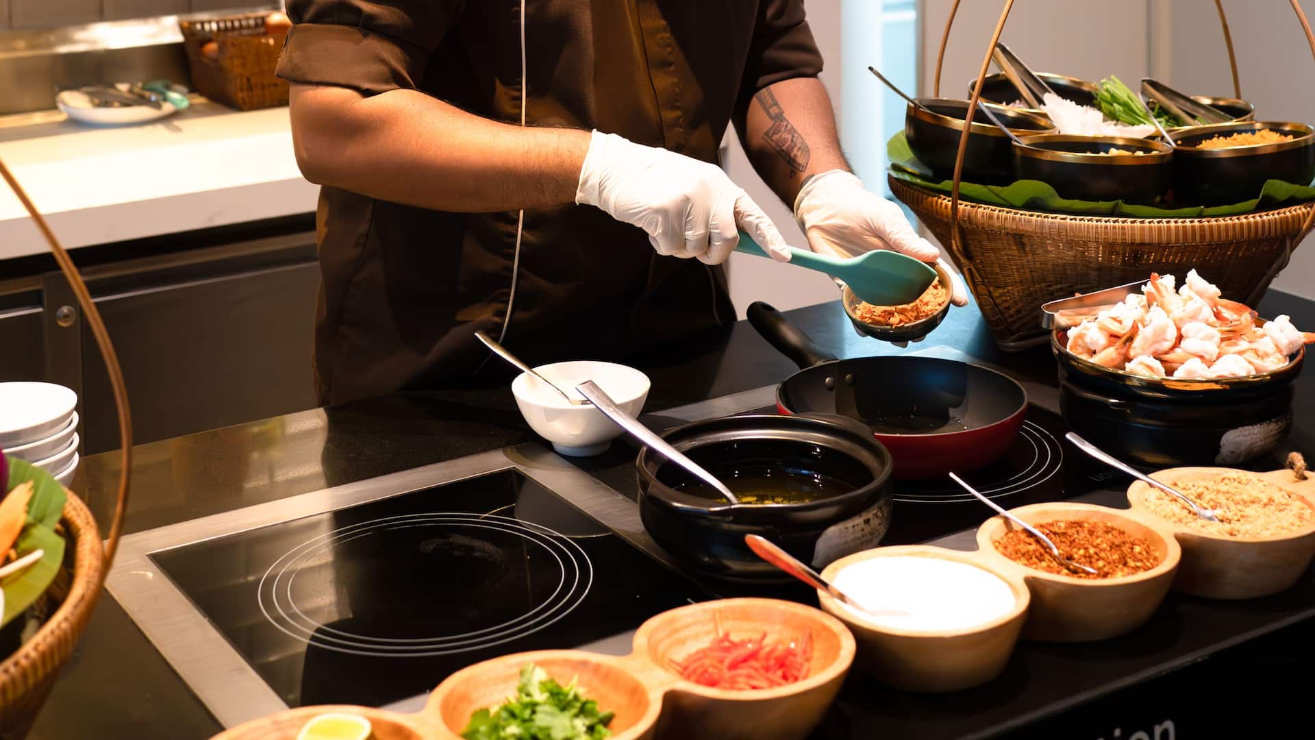 Hyatt Place Bangkok Sukhumvit 24 Chef Introduce Cooking Phad Thai