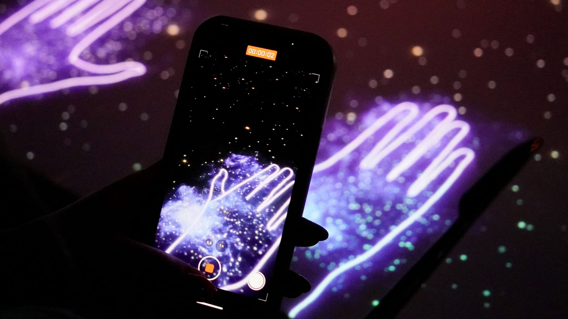 2 von 4 Grand Hyatt Berlin The Magic Table Phone Hands