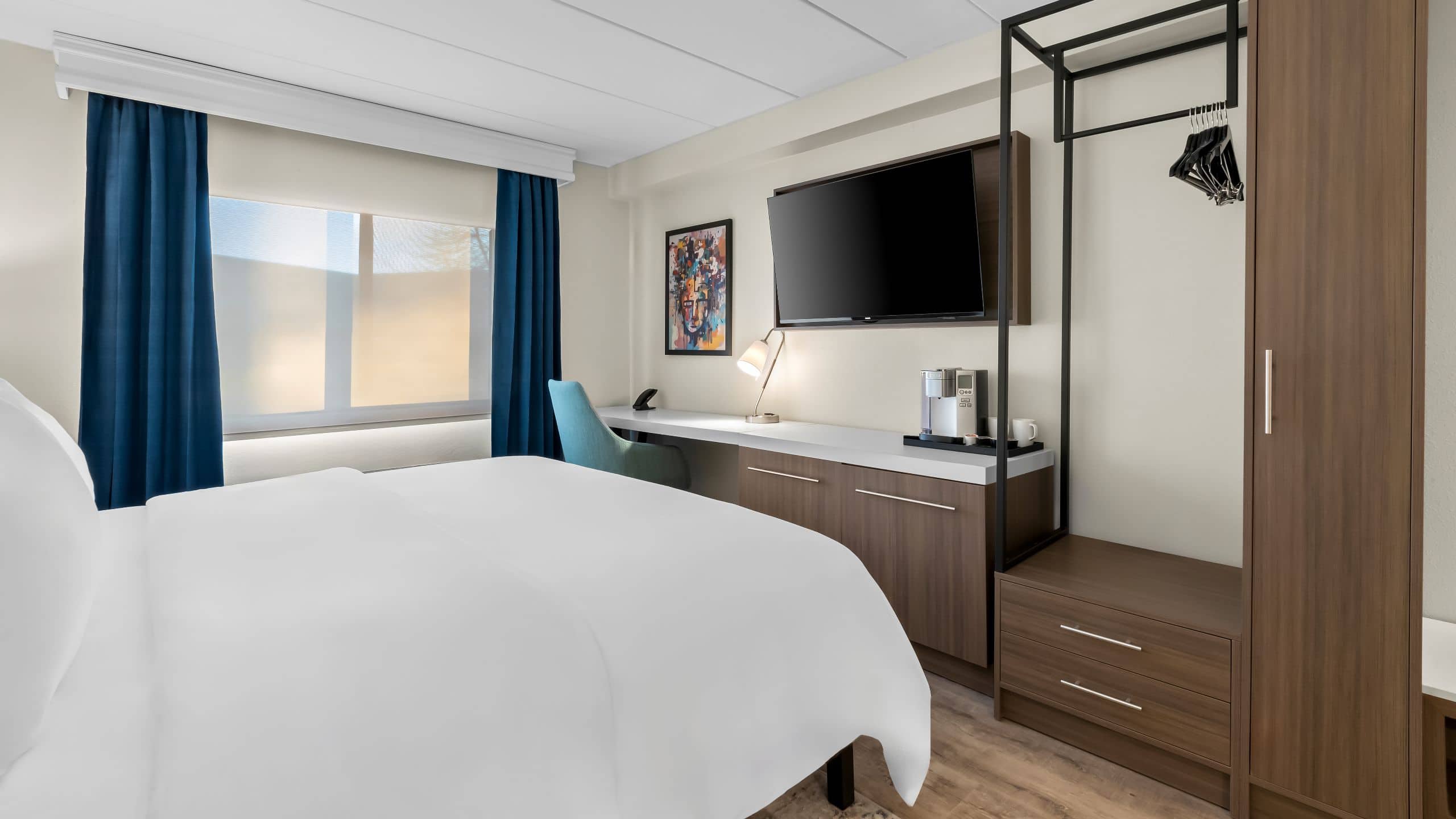 Latitude Suites Tinton Falls King Guestroom With Closet