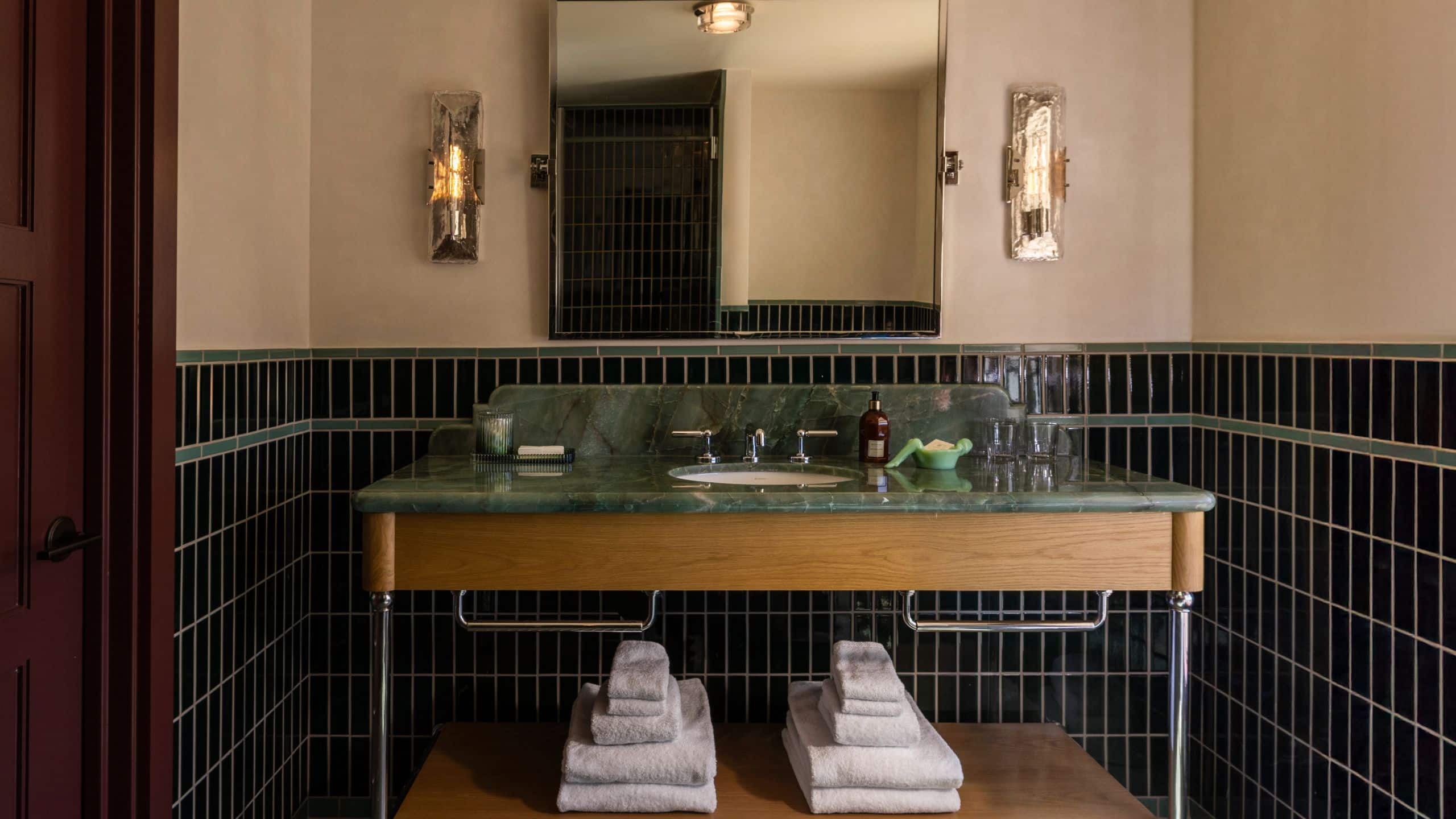 2 de 3 Hotel Daphne 1 King Bed Bathroom