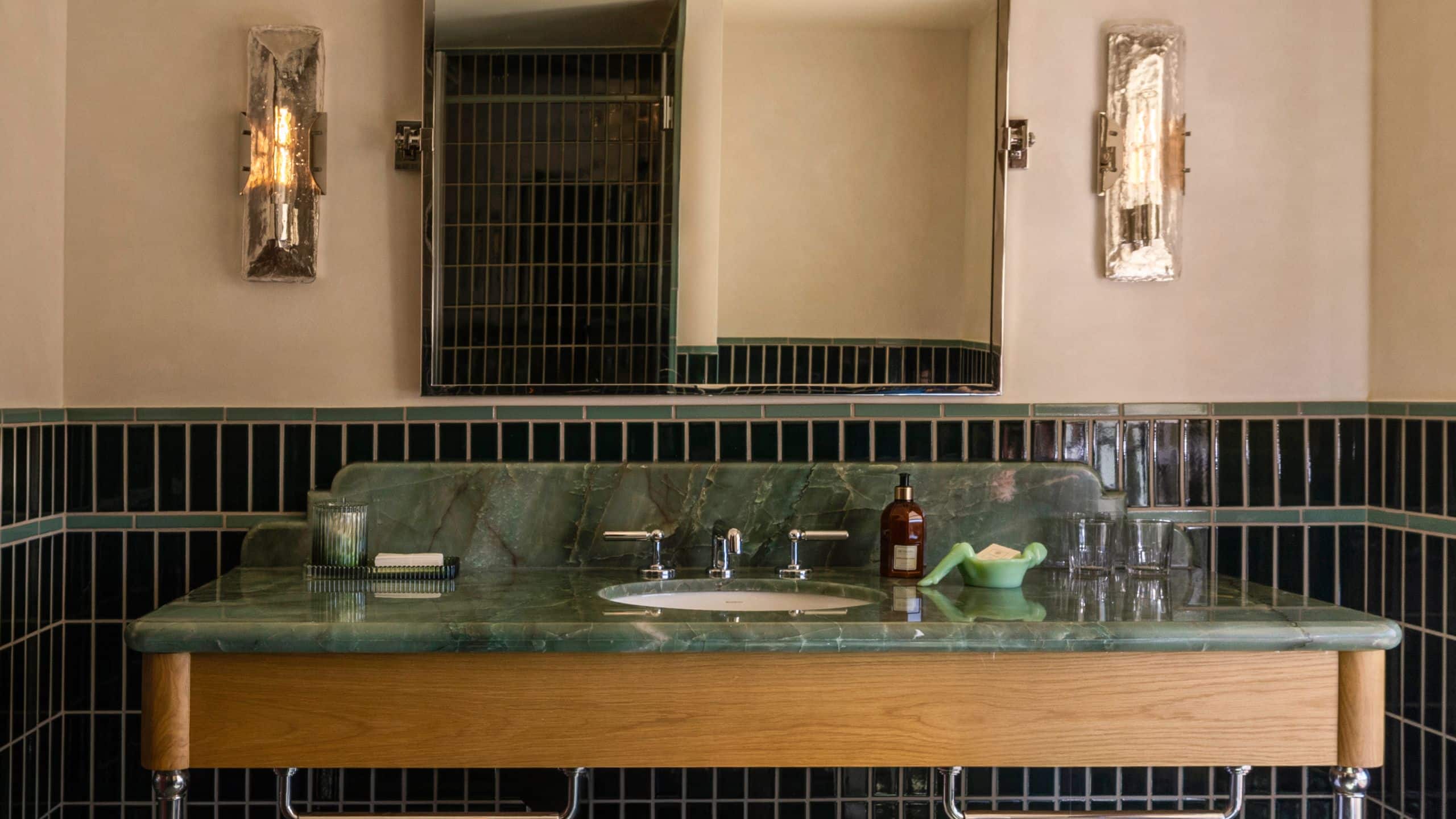 2 de 2 Hotel Daphne One King Bed Accessible Bathroom