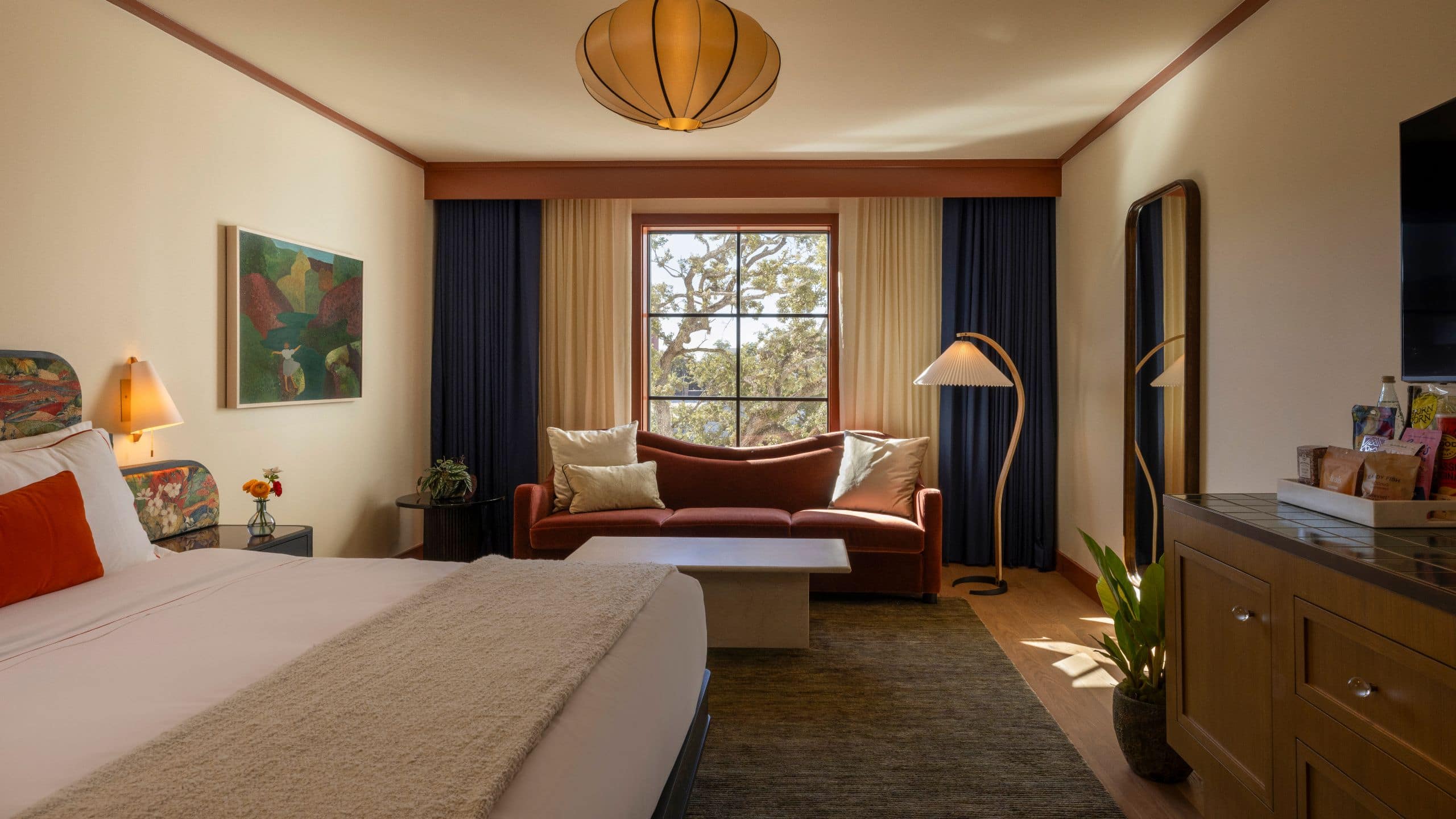 2 de 3 Hotel Daphne One King Bed Premiere Wide Bedroom