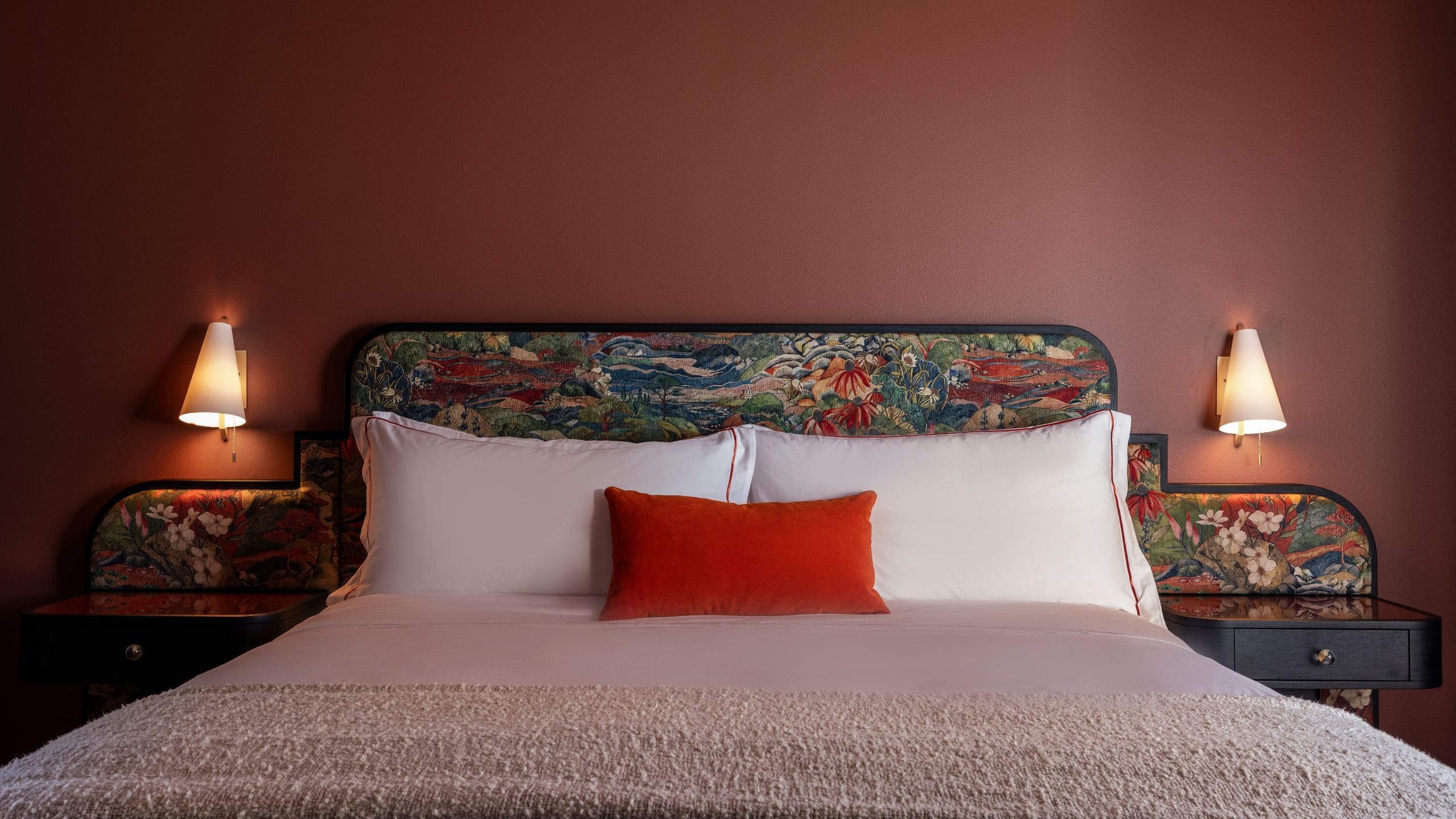 2 de 3 Hotel Daphne One King Bed Terrace Plus Bed Detail