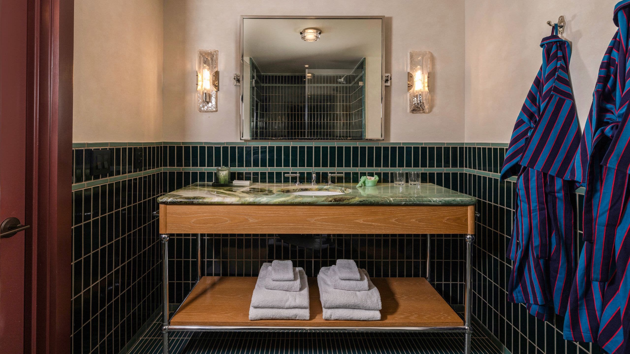 2 de 3 Hotel Daphne Two Queen Beds Bathroom