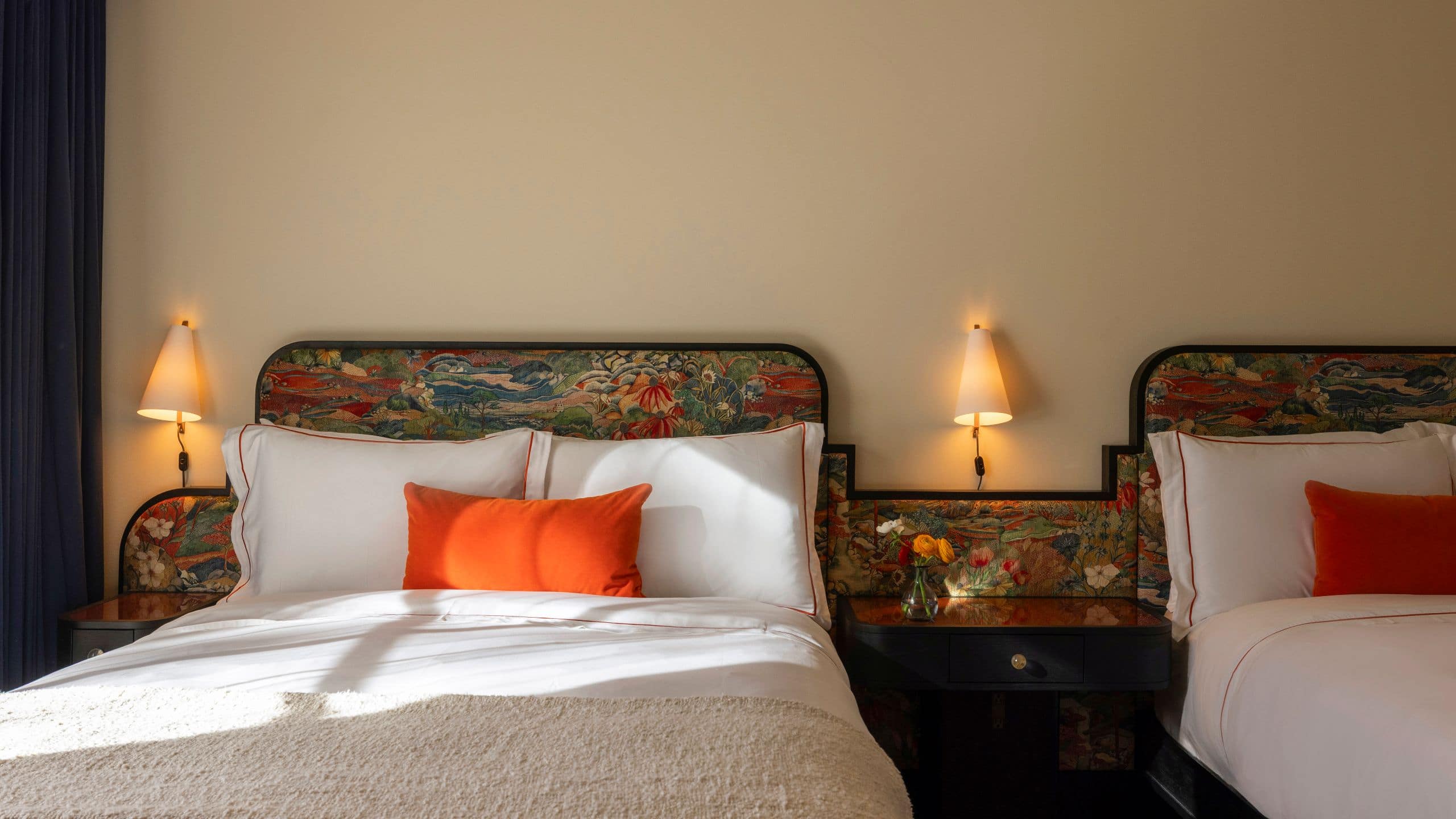 3 de 3 Hotel Daphne Two Queen Beds Close