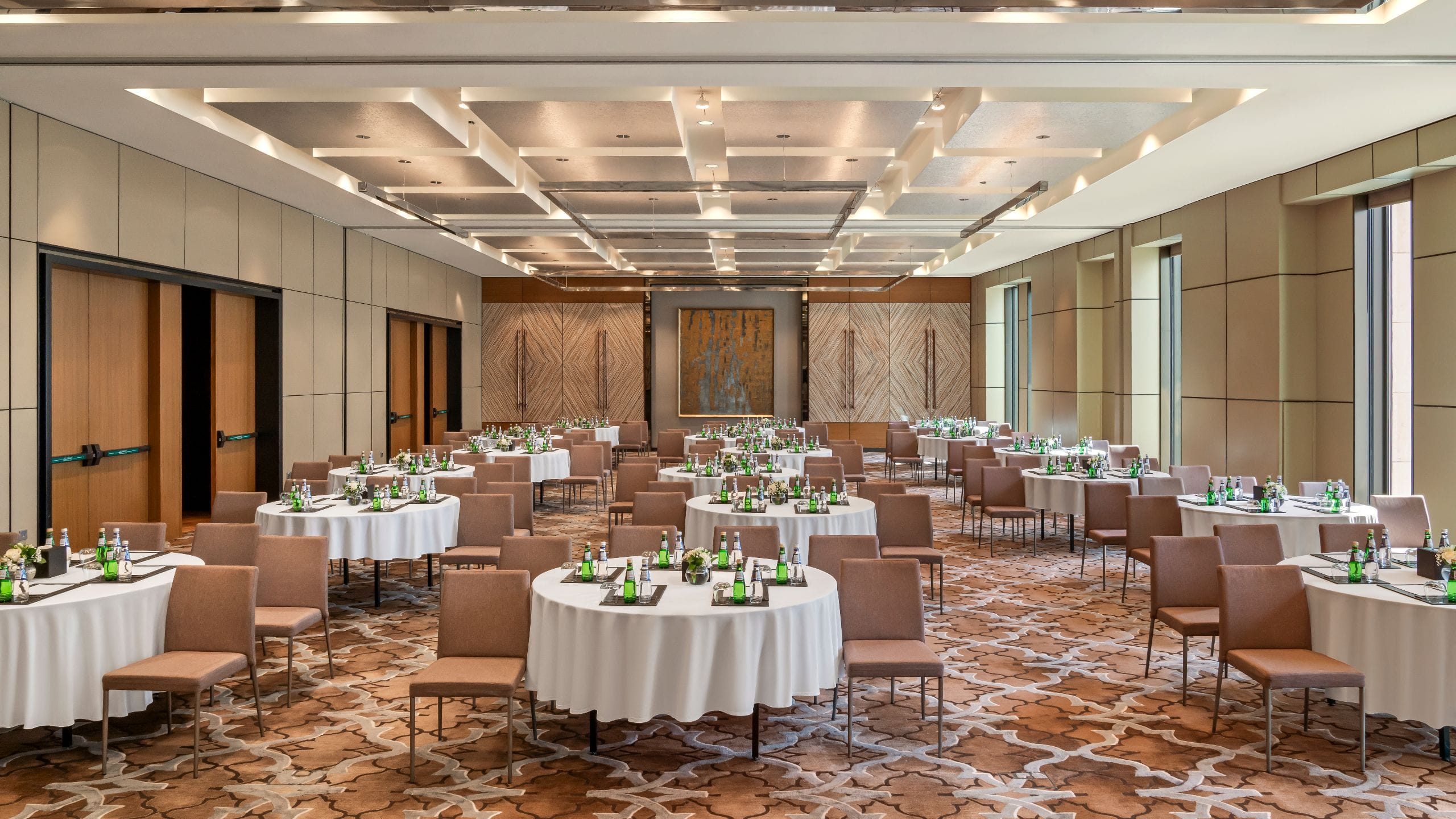 1 من 3 Park Hyatt Doha Salon Iiiiii Round Tables Seating View