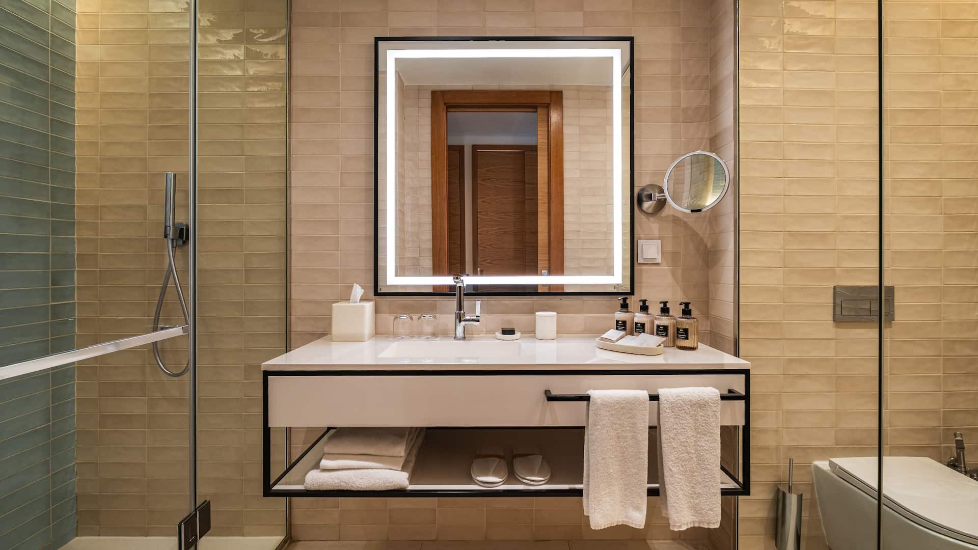 7 из 9 Hyatt Regency Lisbon Standard River View Queen Bathroom