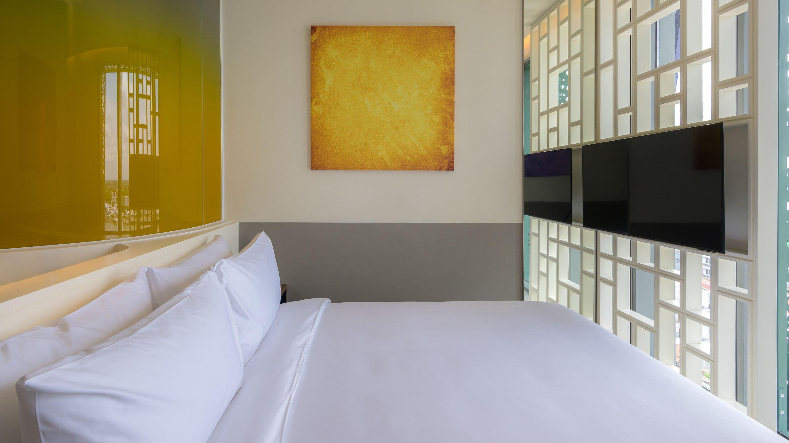 2 of 3 Wink Hotel Hai Phong Centre One Queen Bed City View Overview