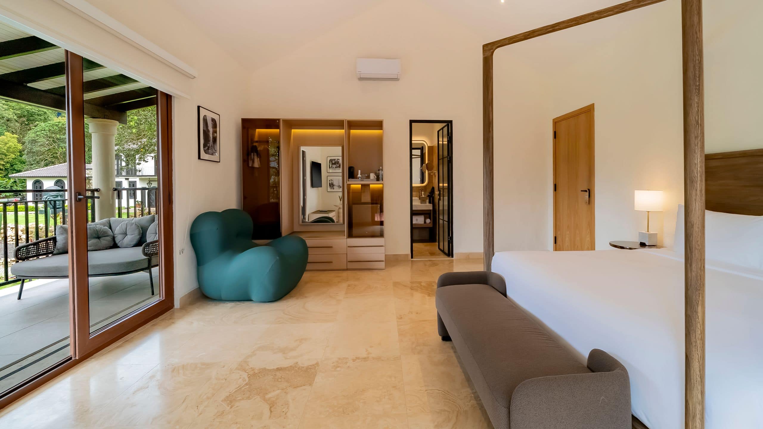 1 de 11 Hotel La Compañía del Valle King Bed Mountain View Side View