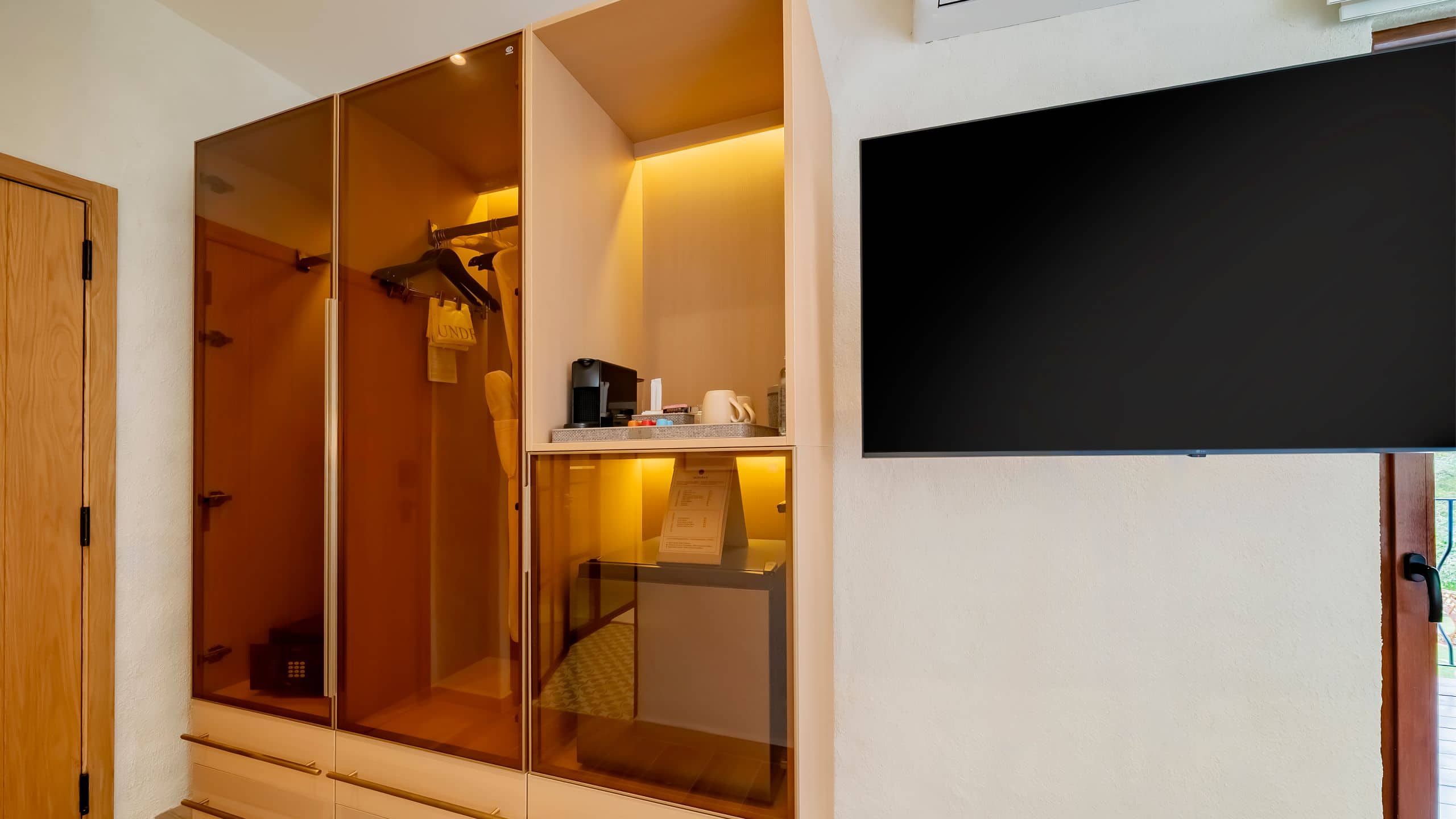 9 de 11 Hotel La Compañía del Valle King Bed Mountain View Closet