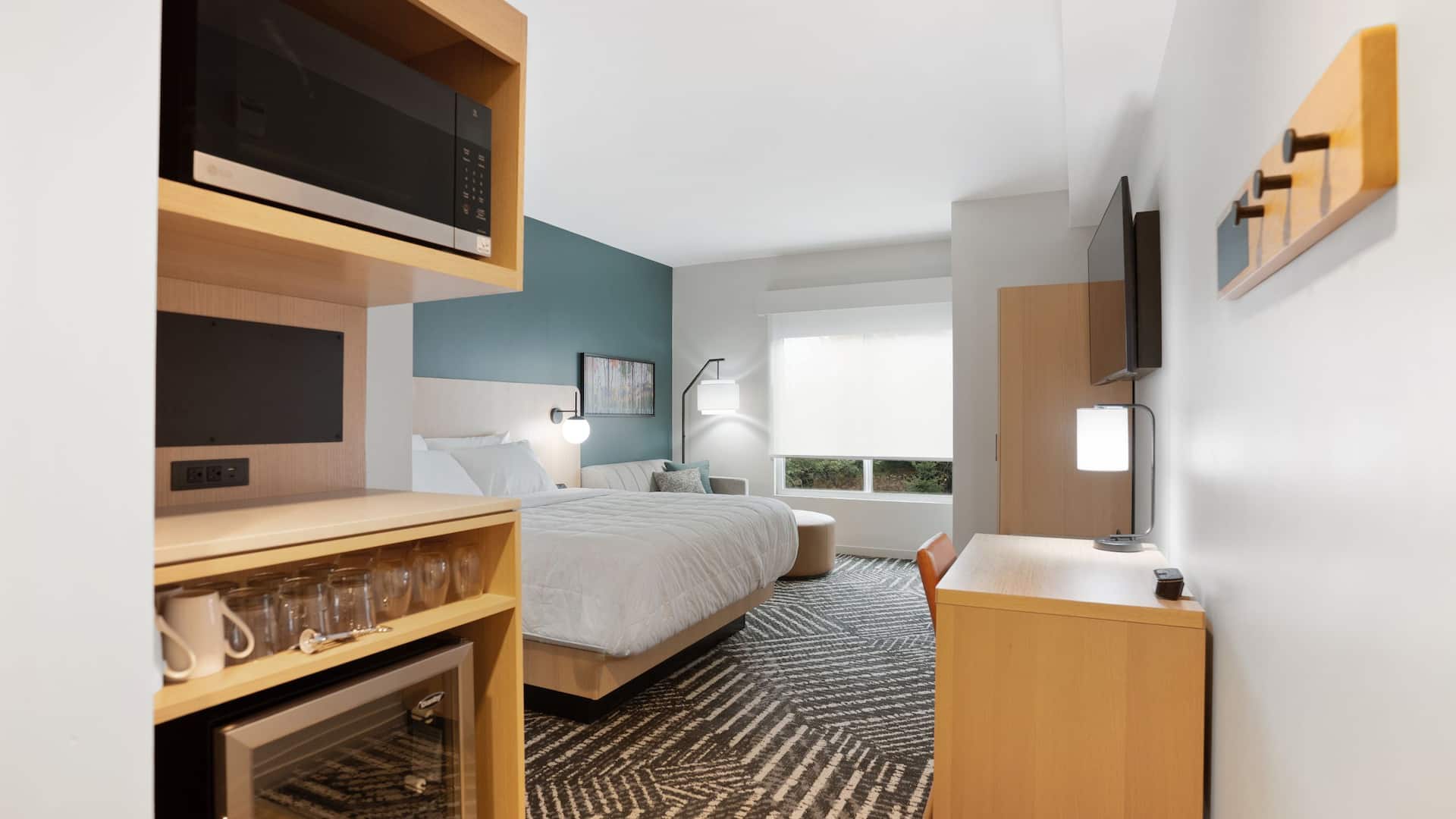 2 of 4 Hyatt House Thunder Bay Guestroom Microwave And Fridge