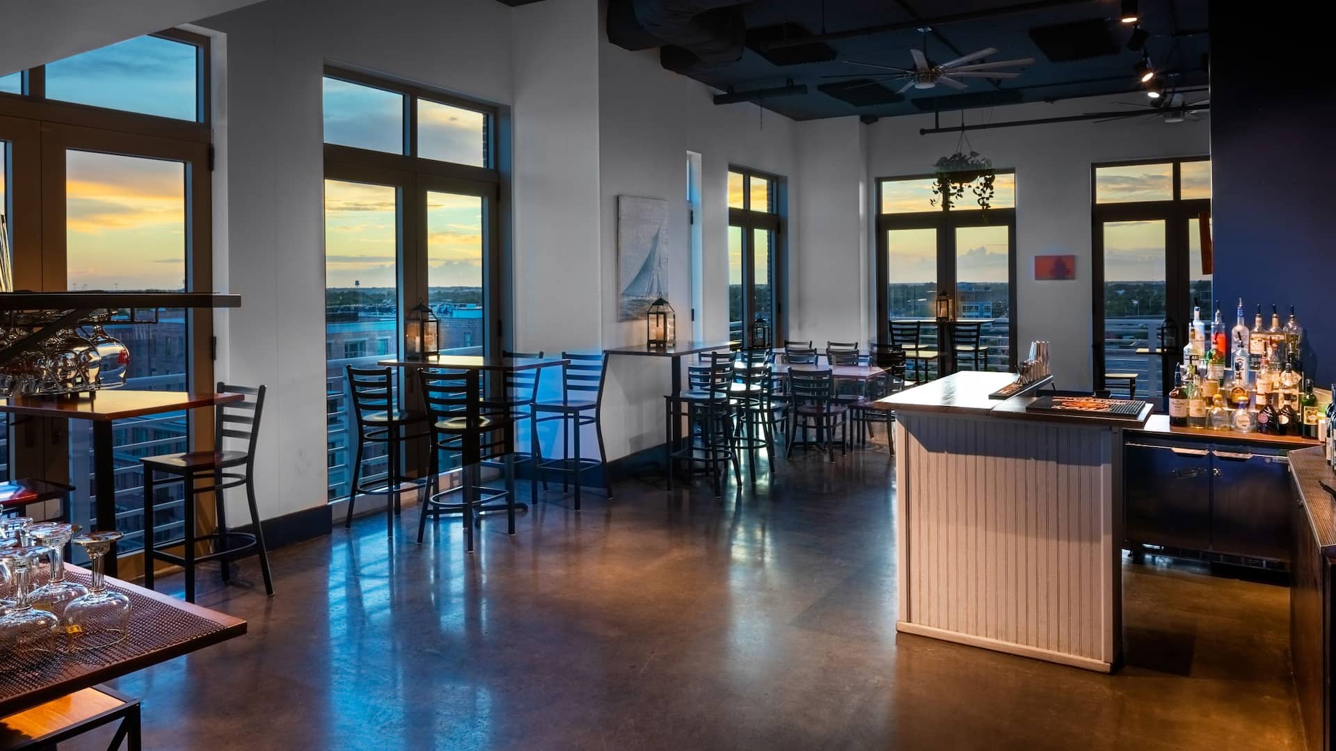 Hyatt House Charleston/Historic District Pour Taproom Inside Bar