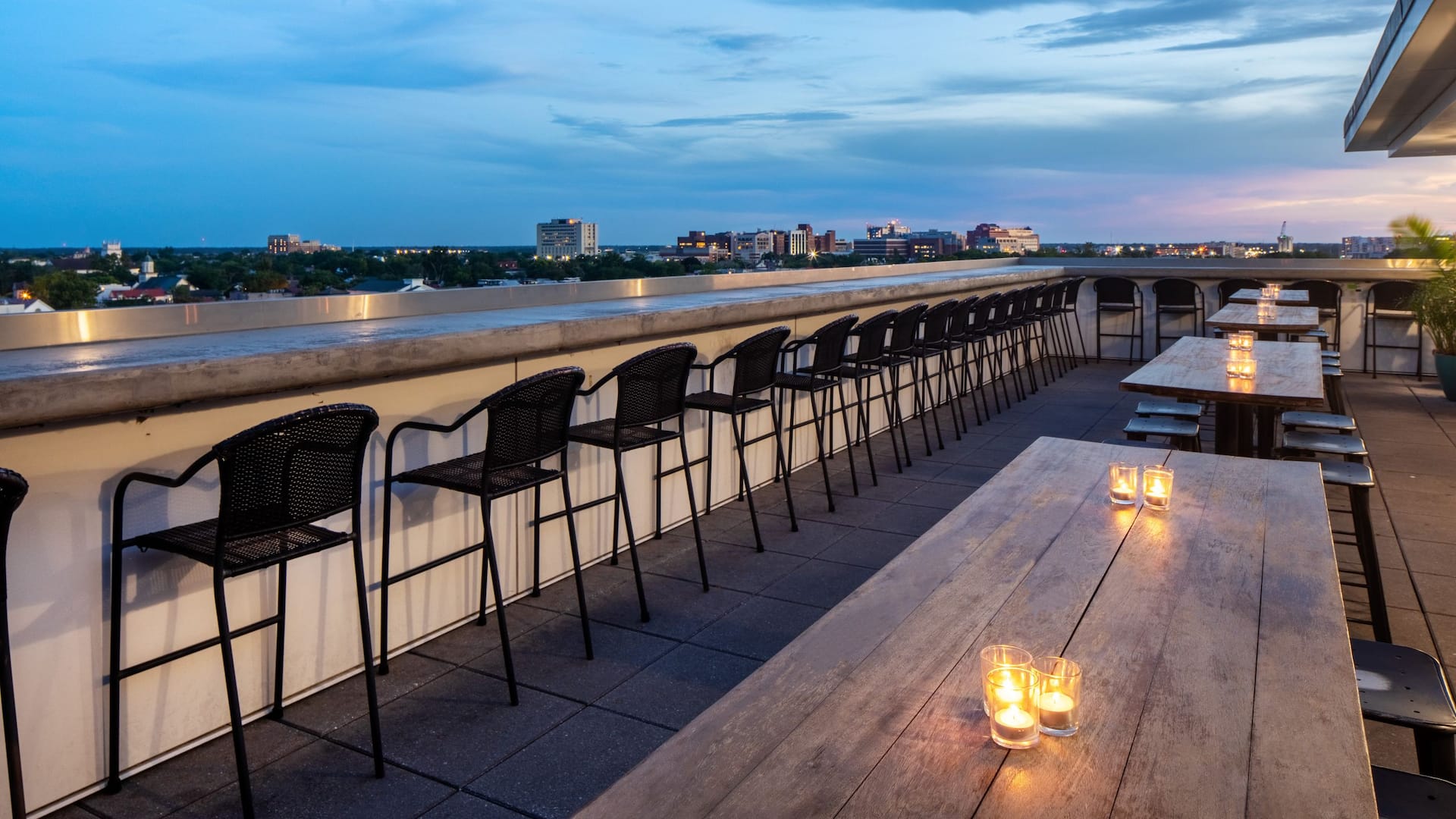 Hyatt House Charleston/Historic District Pour Taproom Rooftop View Downtown