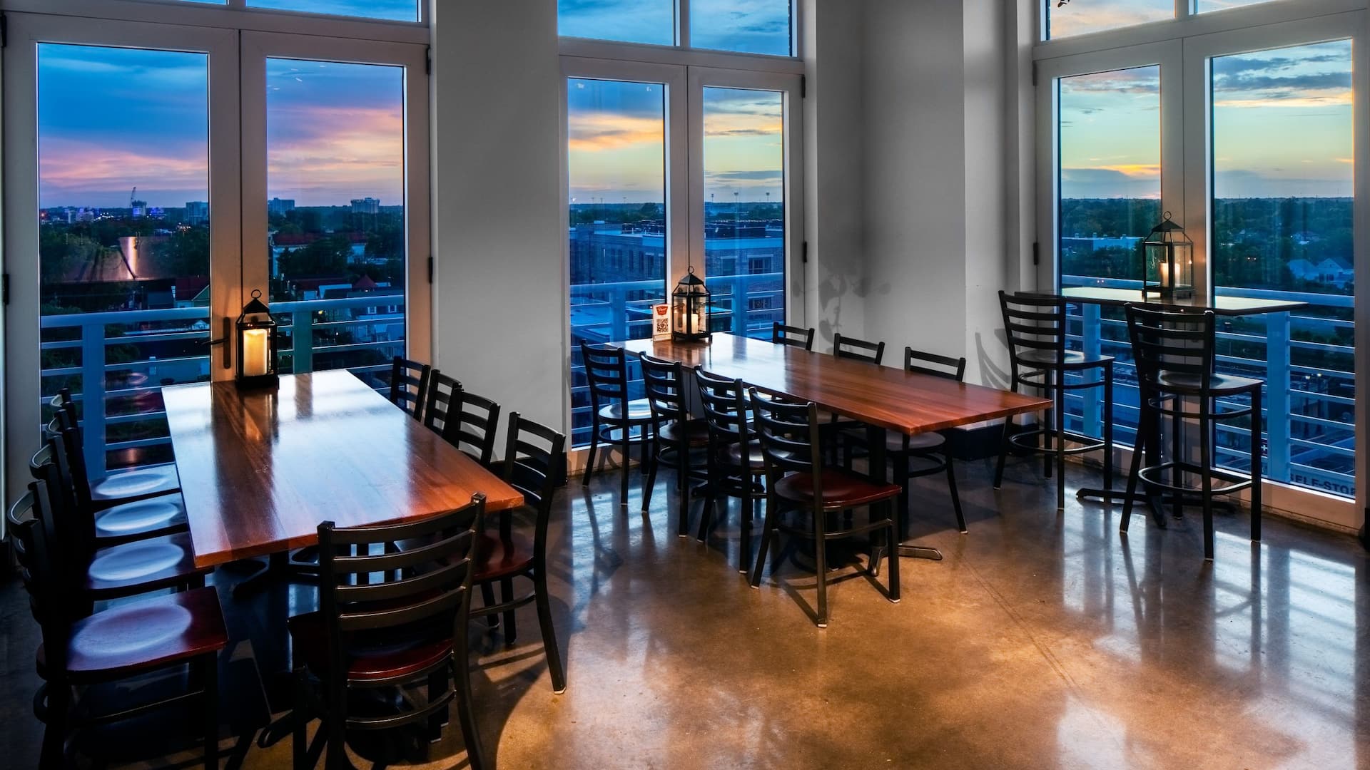 Hyatt House Charleston/Historic District Pour Taproom Inside Tables