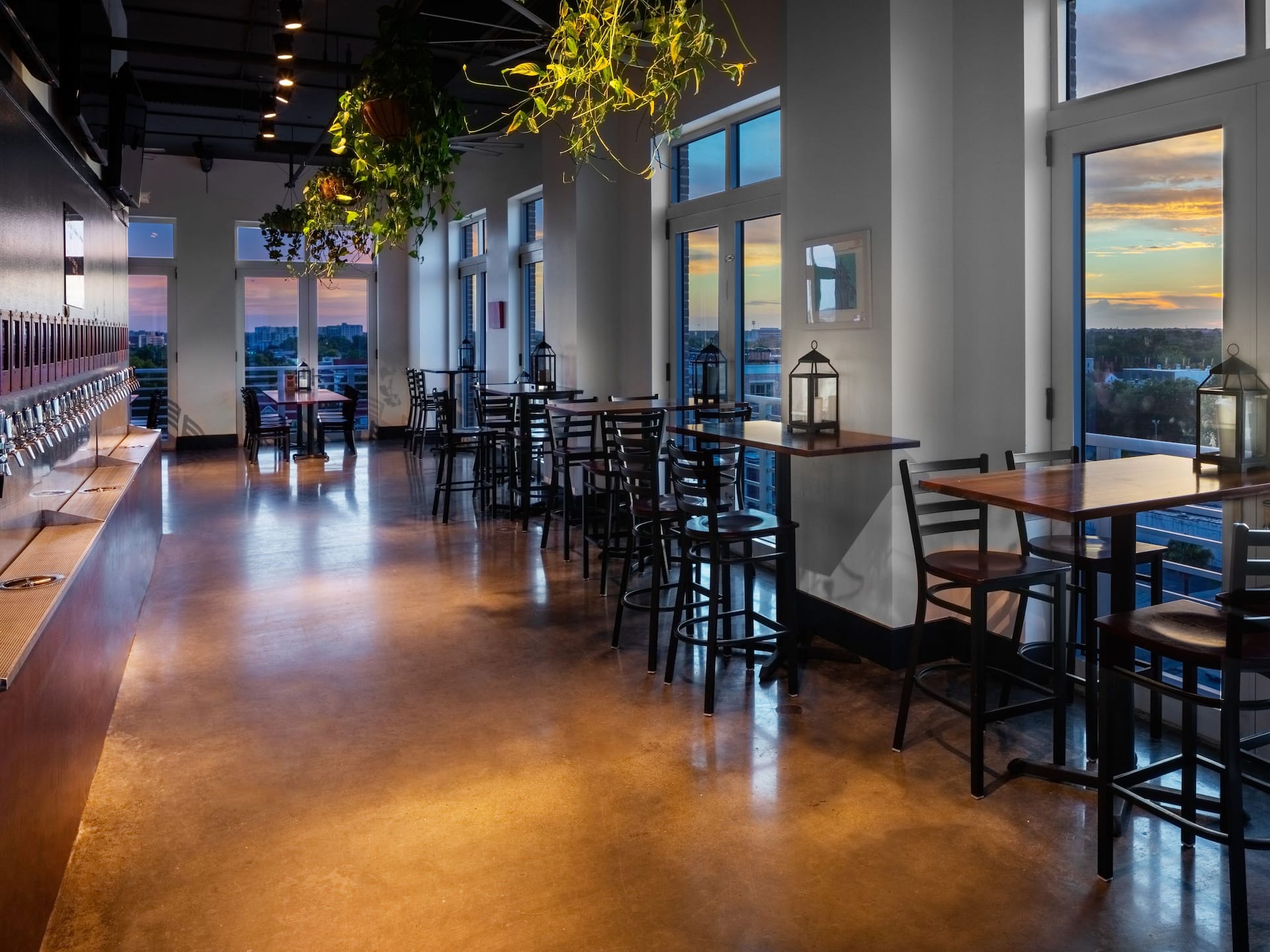 Hyatt House Charleston/Historic District Pour Taproom Inside Wide