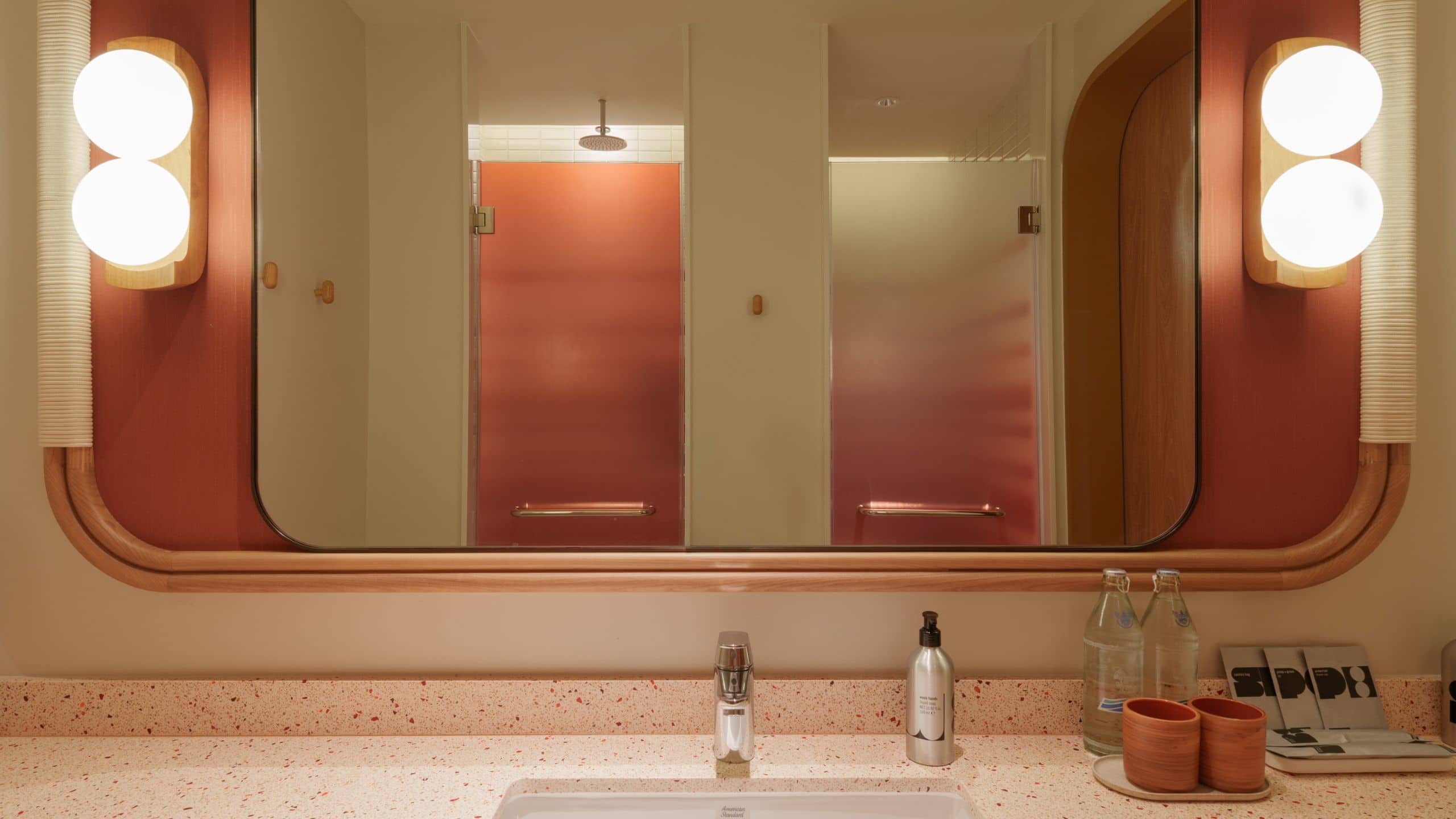 6 из 7 The Standard, Pattaya Na Jomtien Deluxe Twin Bathroom Narrow