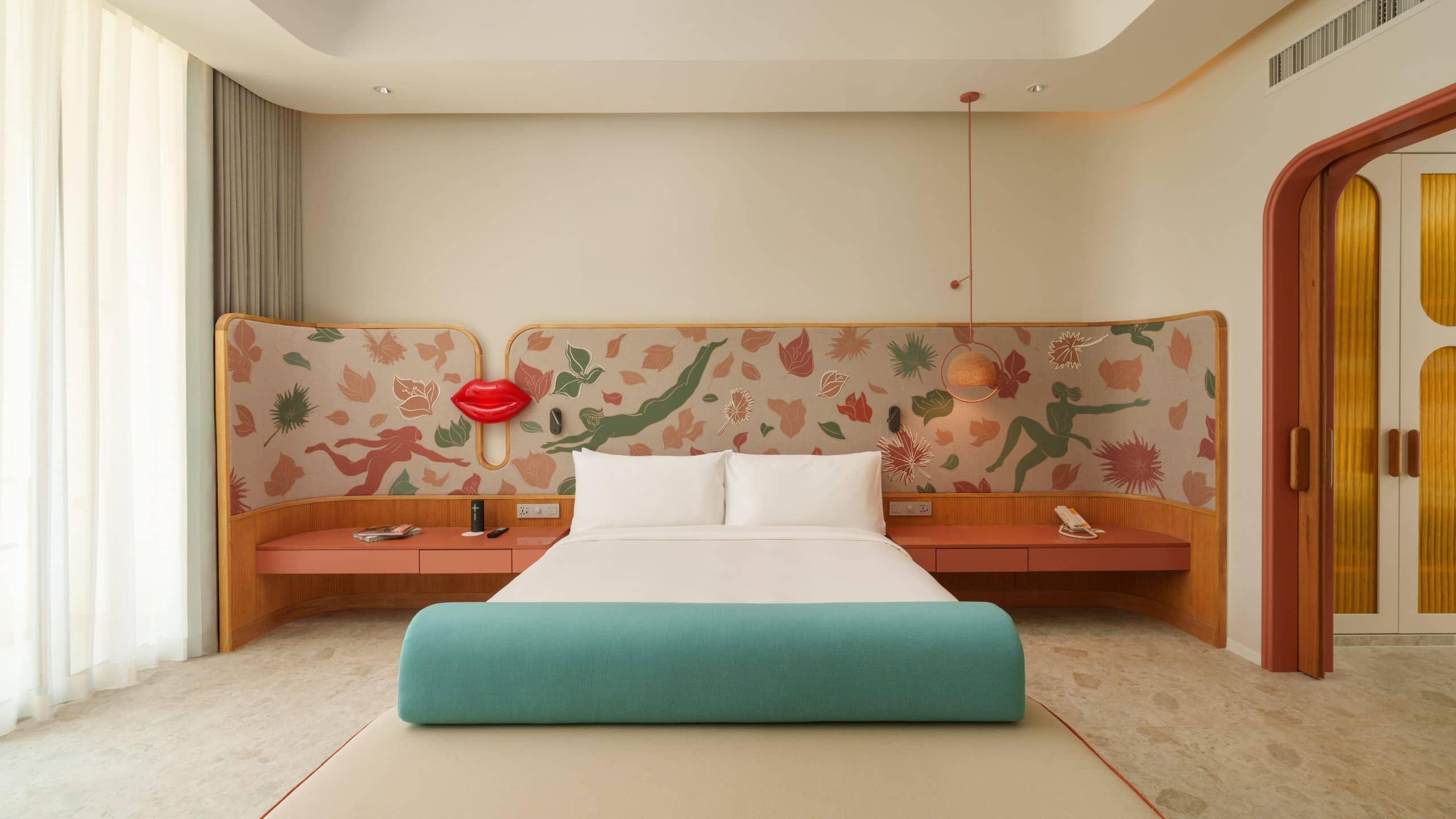 2 из 6 The Standard, Pattaya Na Jomtien One Bedroom Suite Headboard Wide