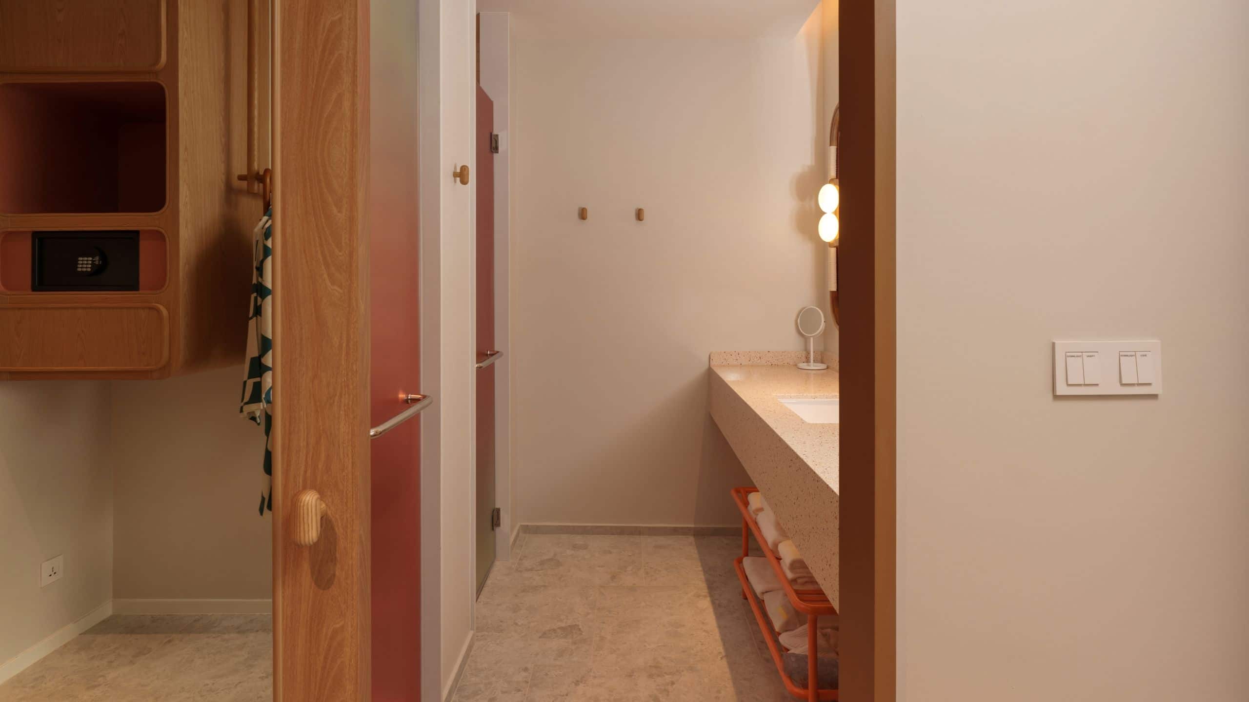 4 из 6 The Standard, Pattaya Na Jomtien Deluxe King Interior Narrow