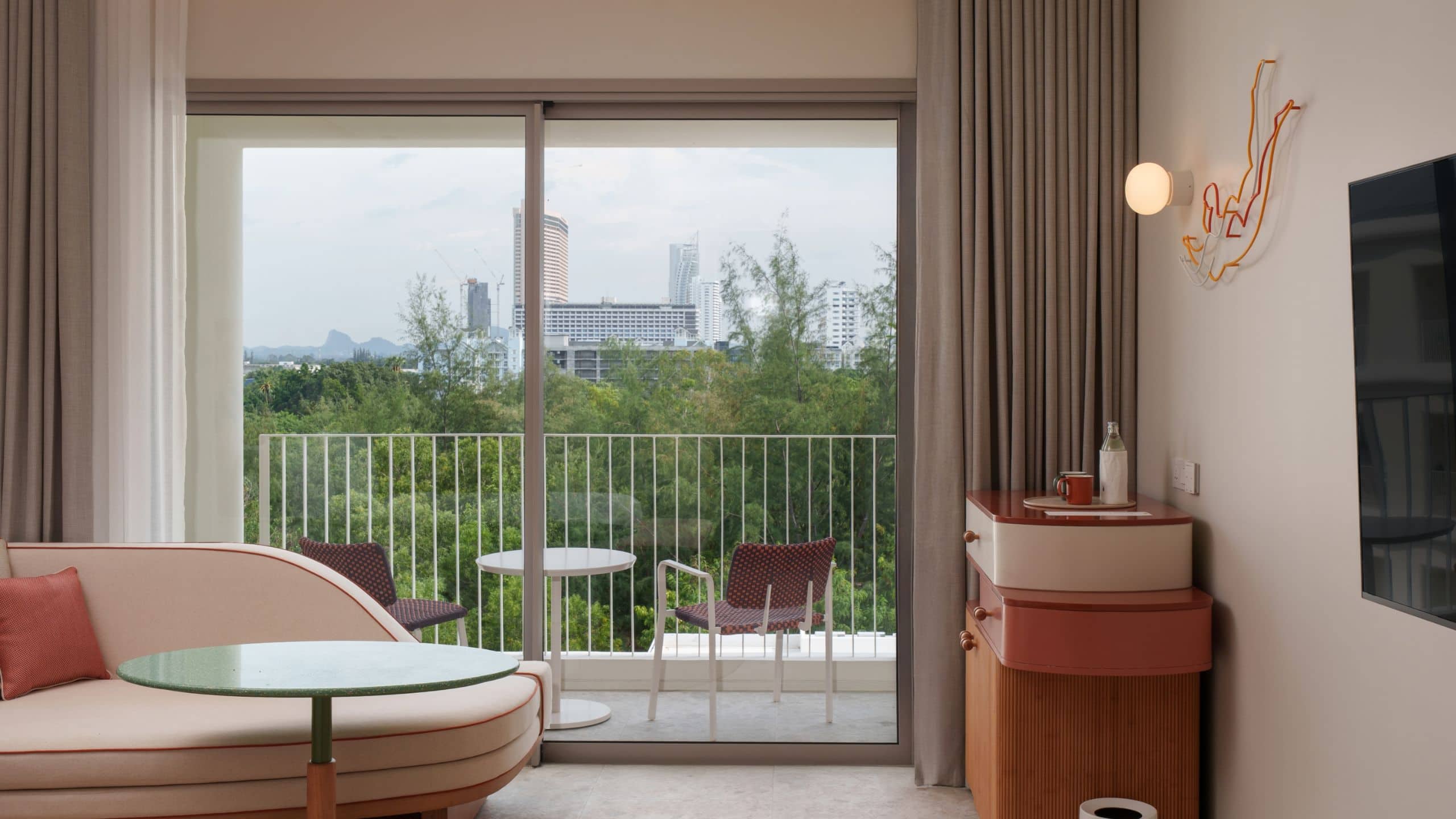 3 из 7 The Standard, Pattaya Na Jomtien Deluxe King Balcony Narrow