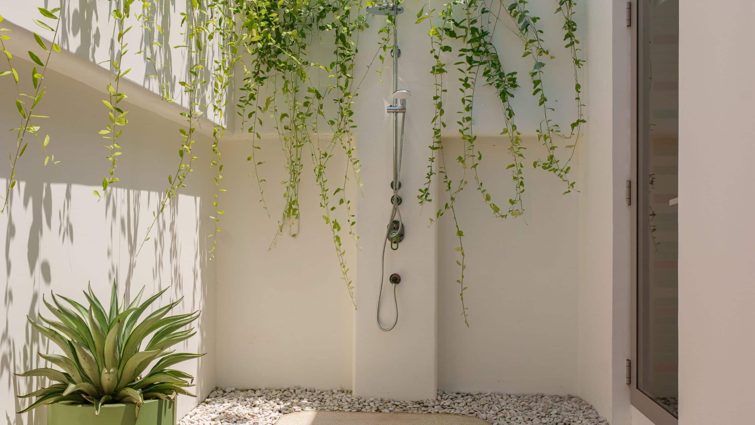 6 из 6 The Standard, Pattaya Na Jomtien One Bedroom Suite Balcony Shower Area